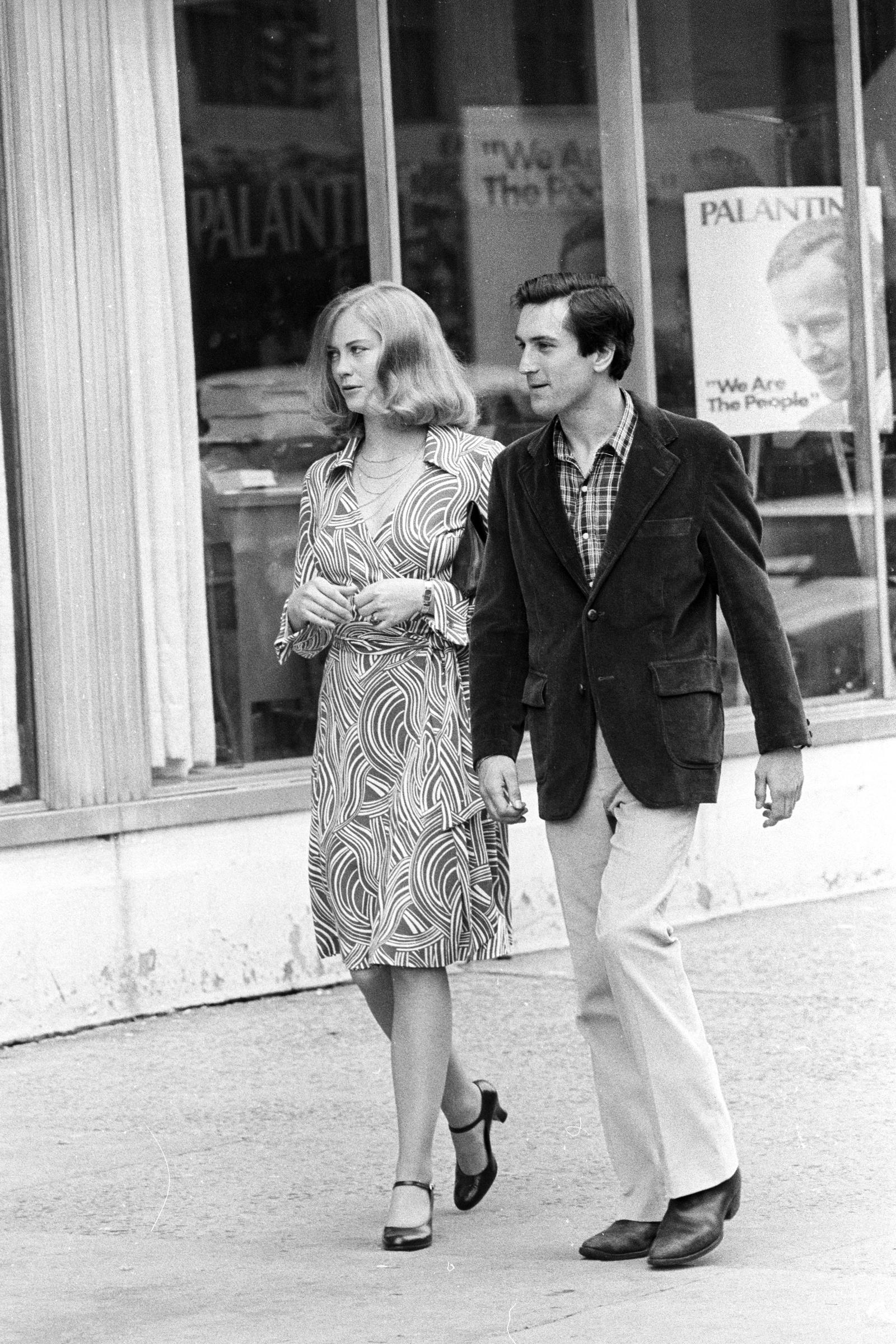 Cybill Shepherd y Robert De Niro rodando "Taxi Driver" el 17 de junio de 1975, en Nueva York. | Fuente: Getty Images