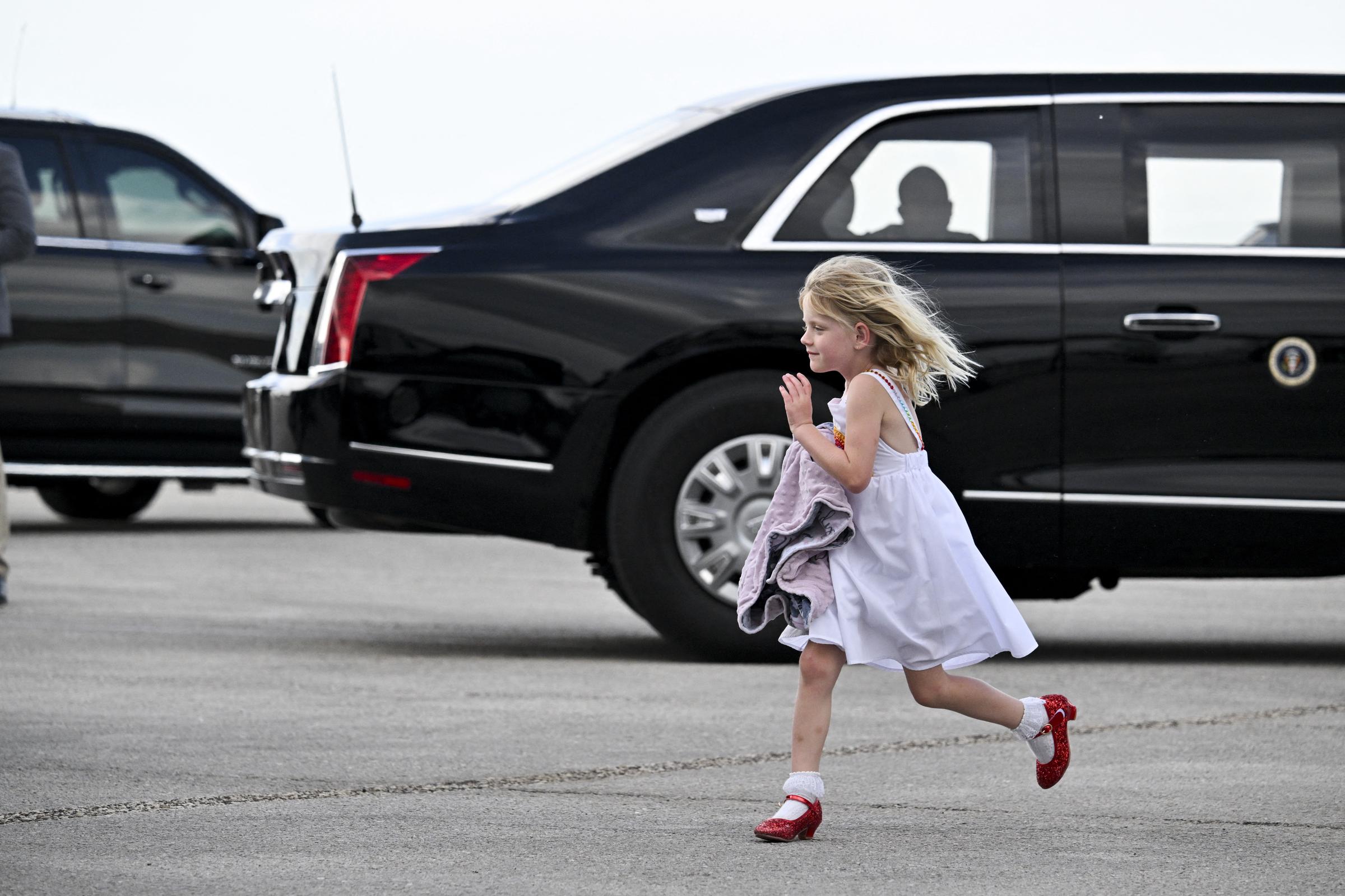 Carolina Trump, la hija de Eric y Lara Trump, corre por la pista del Aeropuerto Internacional de Palm Beach tras llegar con sus padres y su abuelo, el presidente estadounidense Donald Trump, en West Palm Beach, Florida, el 16 de febrero de 2025 | Fuente: Getty Images