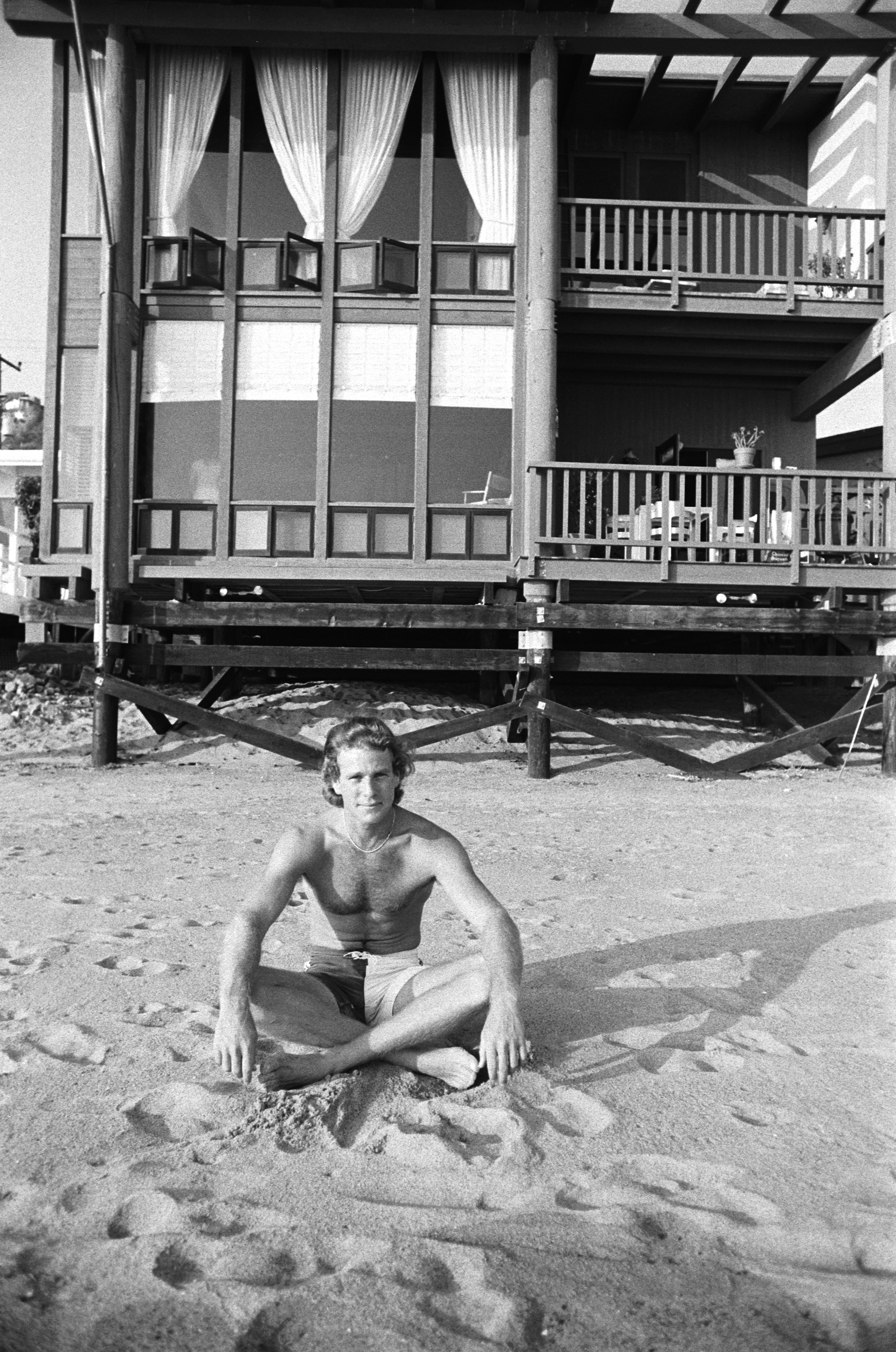 Farrah Fawcett y Ryan O'Neal en la playa frente a su casa de Malibú en agosto de 1997 | Fuente: Getty Images