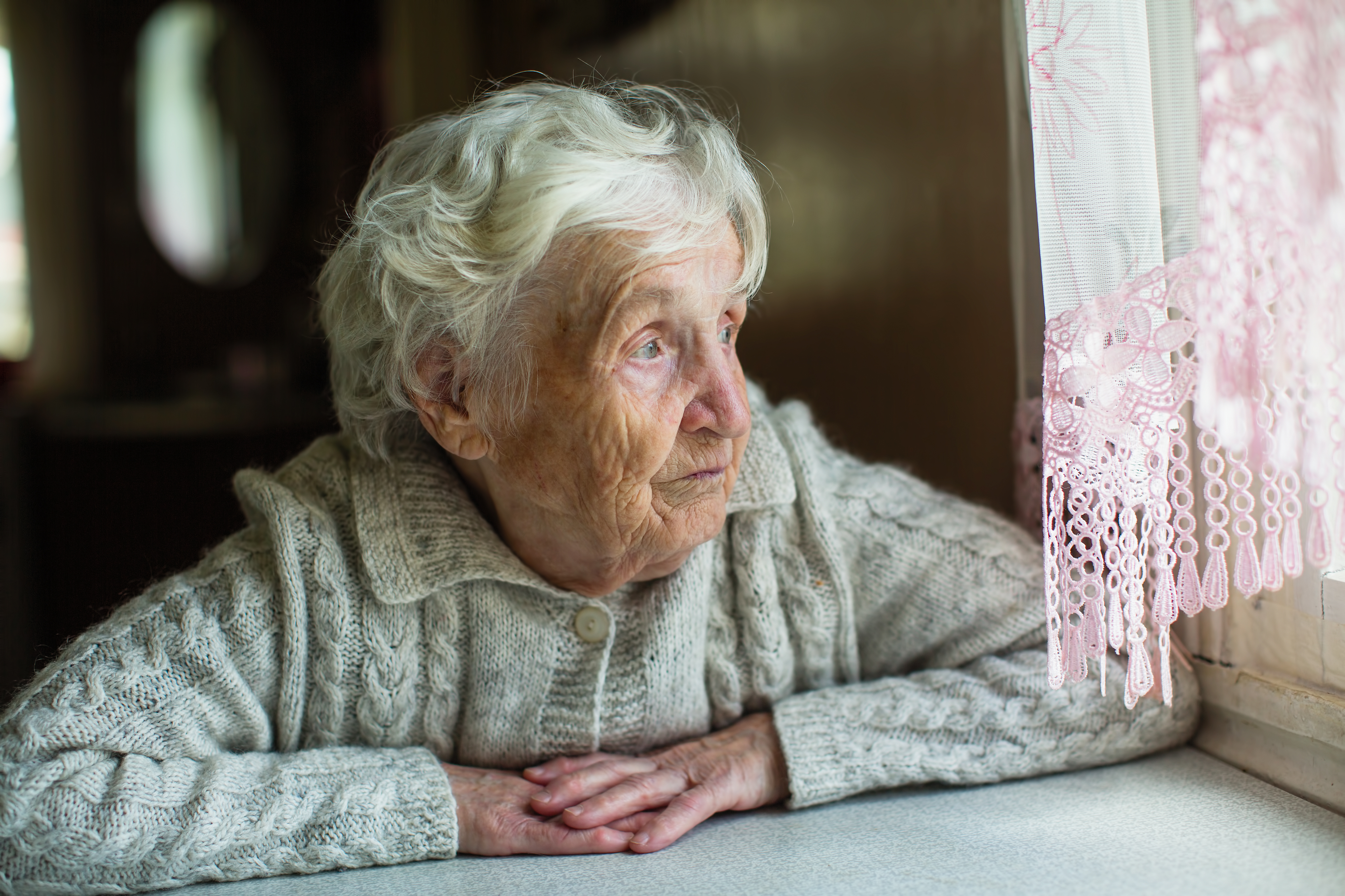 Una anciana mirando por la ventana | Foto: Shutterstock