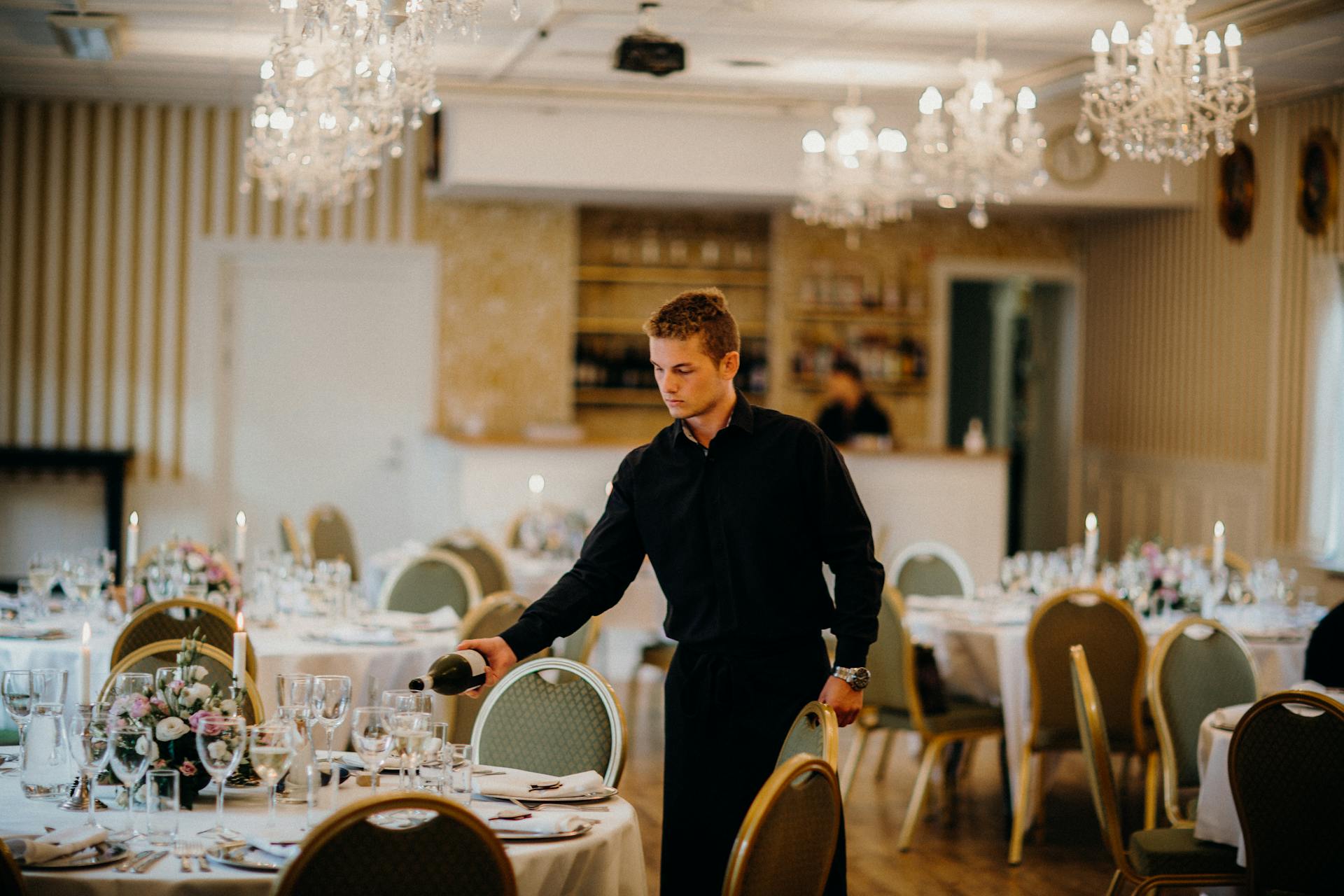 Un camarero en un banquete de boda | Fuente: Pexels