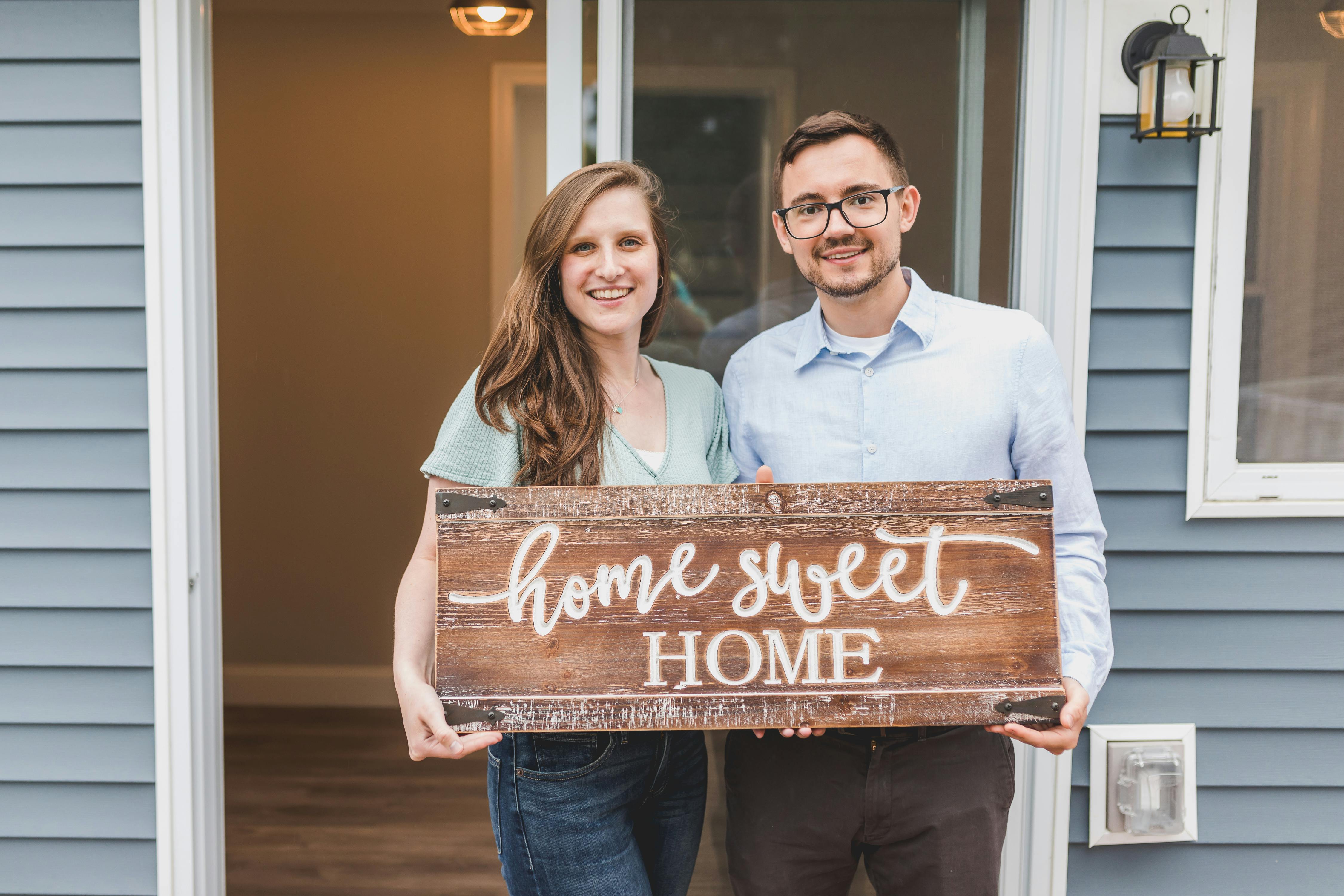 Una pareja feliz mudándose a su nueva casa | Fuente: Pexels