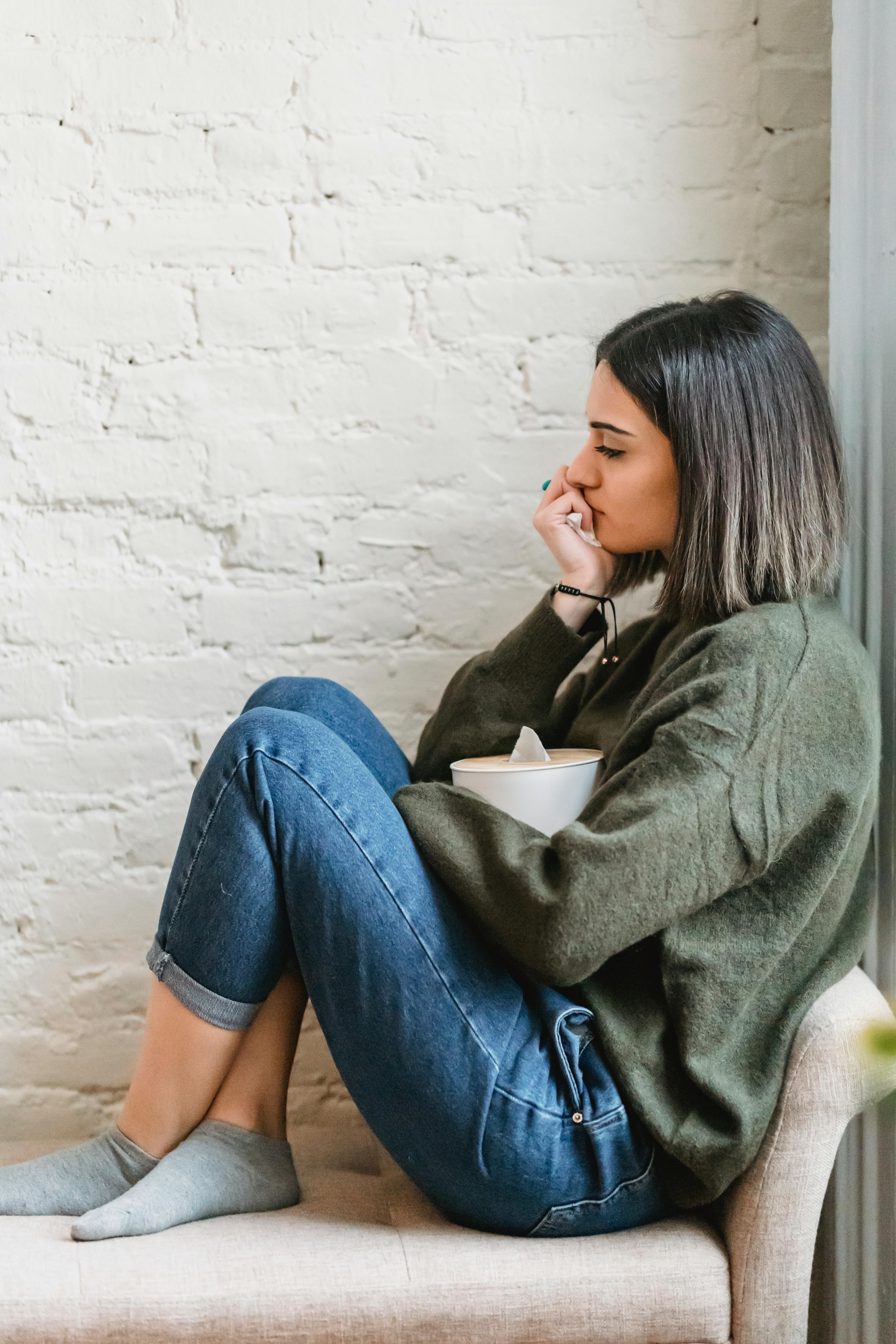 Una mujer seria sumida en sus pensamientos | Fuente: Pexels