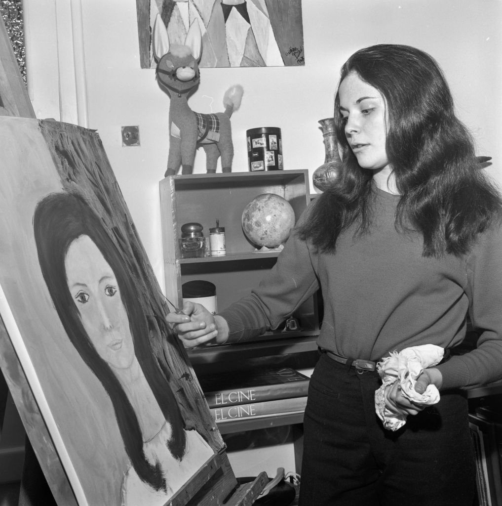La actriz española Cristina Galbó pintando en casa. 1967, Madrid, España. | Foto: Getty Images   