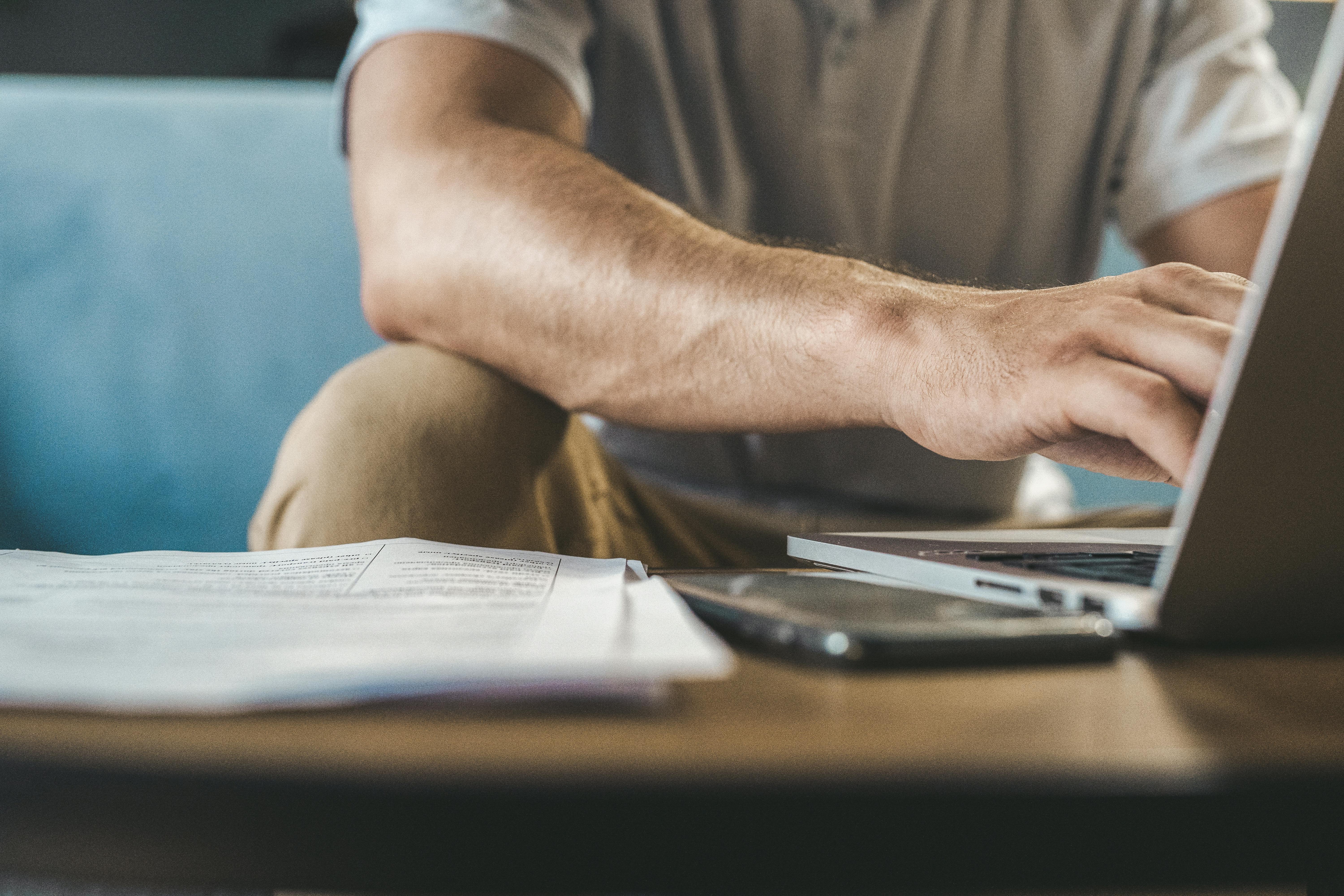 Un hombre utilizando un ordenador portátil | Fuente: Pexels