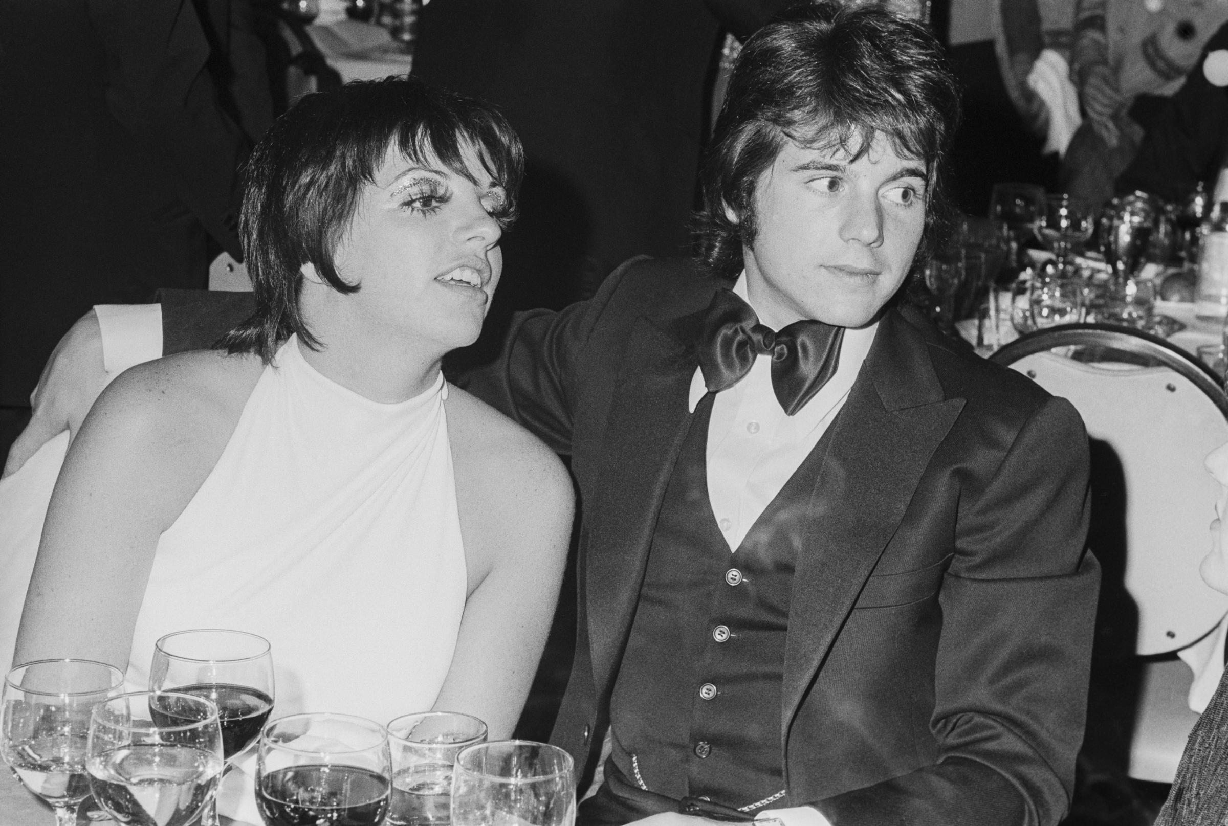 Liza Minnelli y Desi Arnaz, Jr. en un evento de etiqueta, hacia 1970, en Nueva York | Fuente: Getty Images