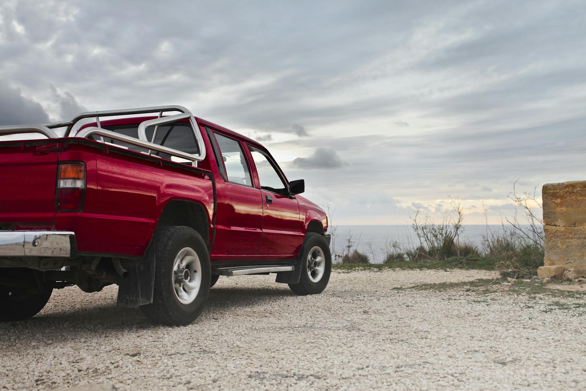 Una camioneta roja | Fuente: Pexels