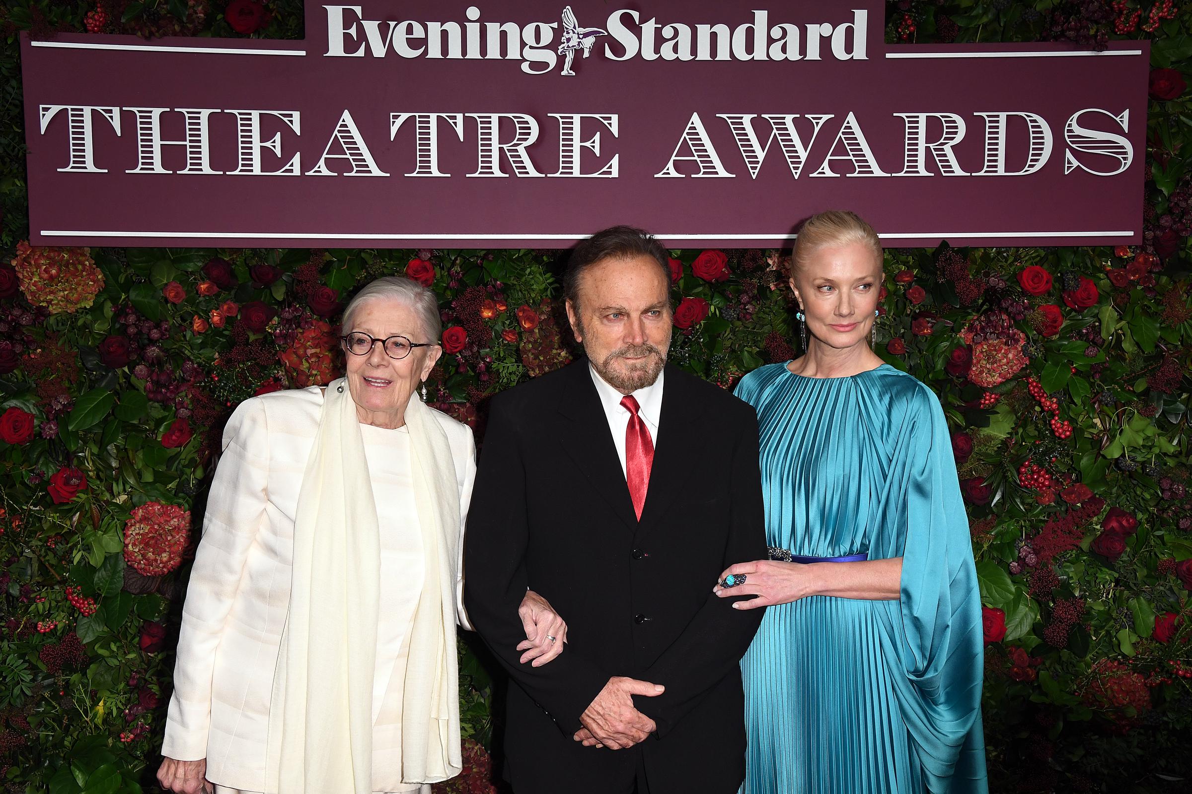 Vanessa Redgrave, Franco Nero y Joely Richardson durante la 65 edición de los Premios Evening Standard de Teatro en el London Coliseum el 24 de noviembre de 2019, en Londres, Inglaterra | Fuente: Getty Images