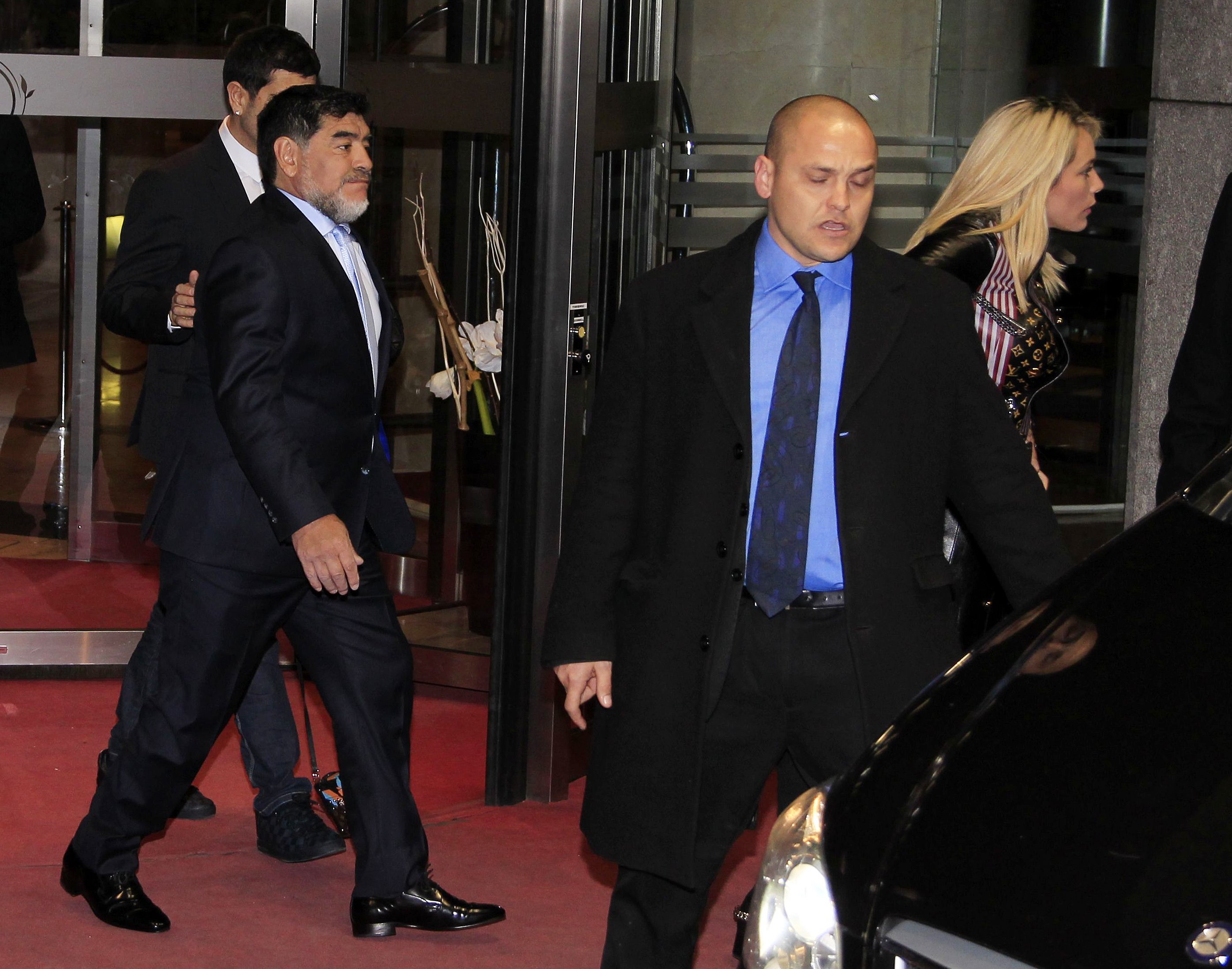 Maradona y su novia salen del hotel el 15 de febrero de 2017 en Madrid, España. | Foto: Getty Images
