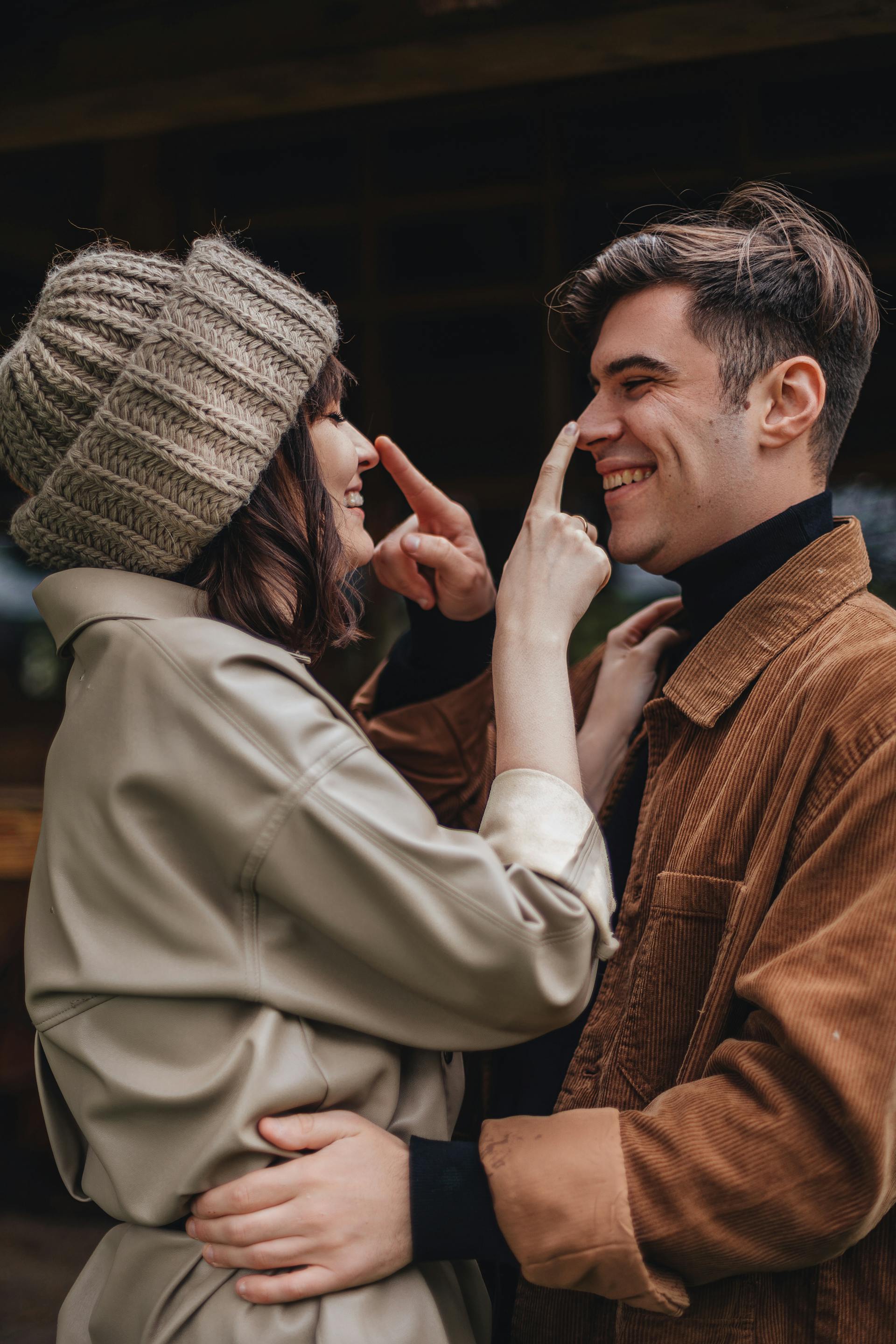 Una pareja riendo mientras se acarician la nariz | Fuente: Pexels