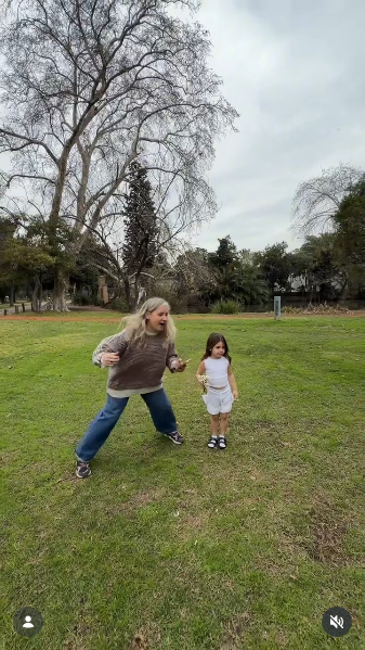 Sarah Burlando, hija de Barby Franco, durante una producción fotográfica al aire libre | Fuente: Instagram/mediasfloydok