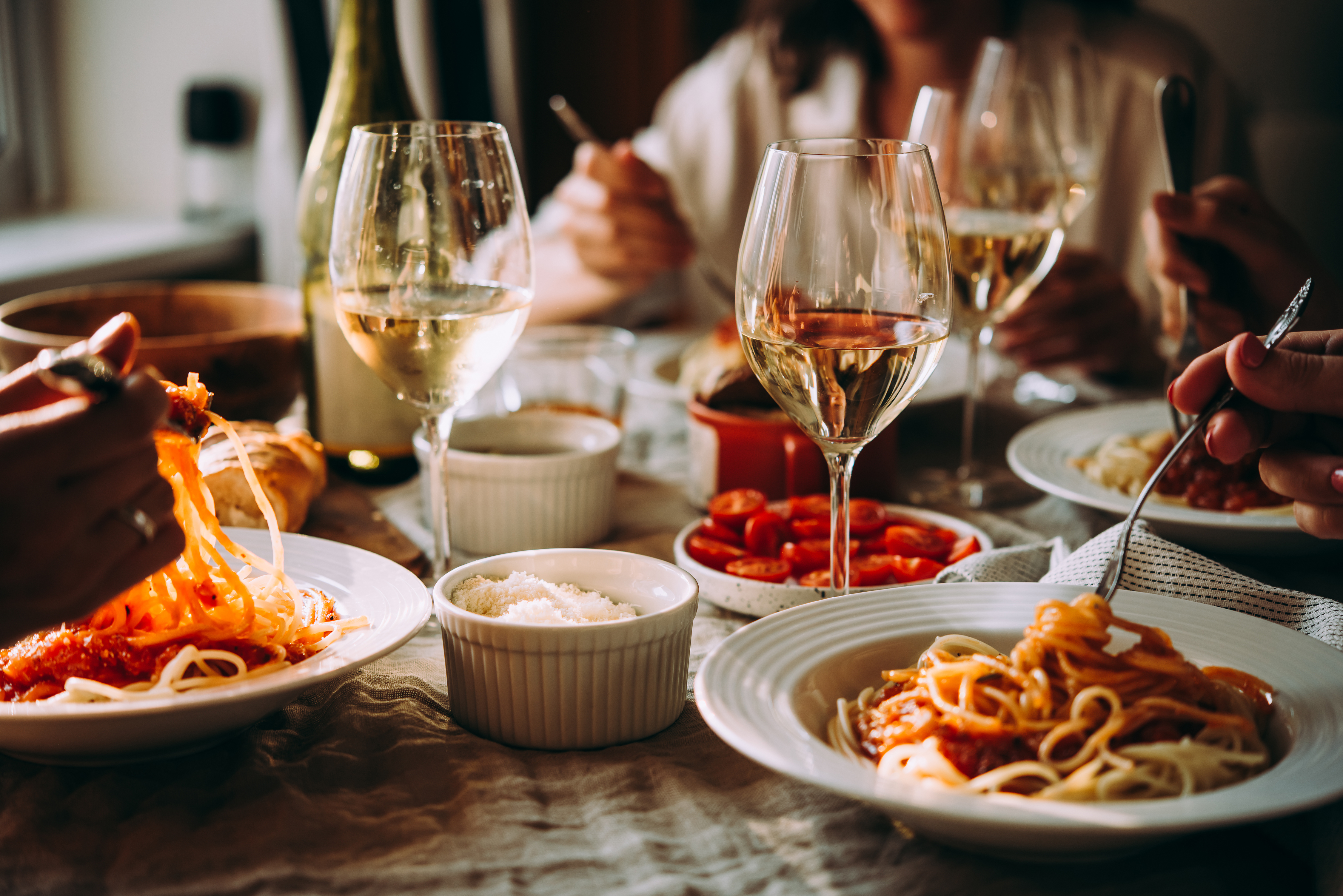 Amigos cenando pasta | Fuente: Shutterstock