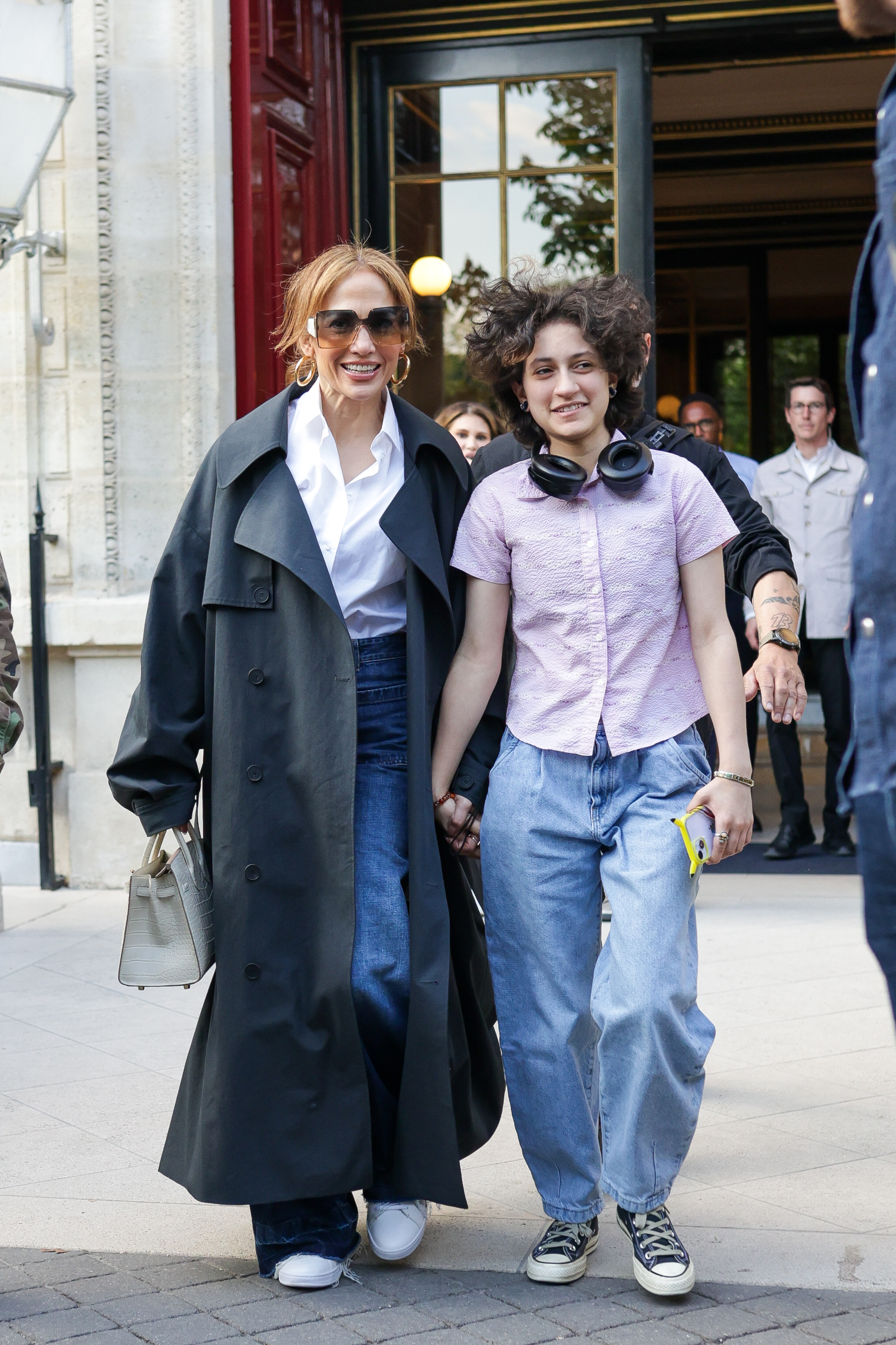 Jennifer Lopez y Emme Muñiz son vistas saliendo de su hotel el 9 de mayo de 2024, en París, Francia | Fuente: Getty Images
