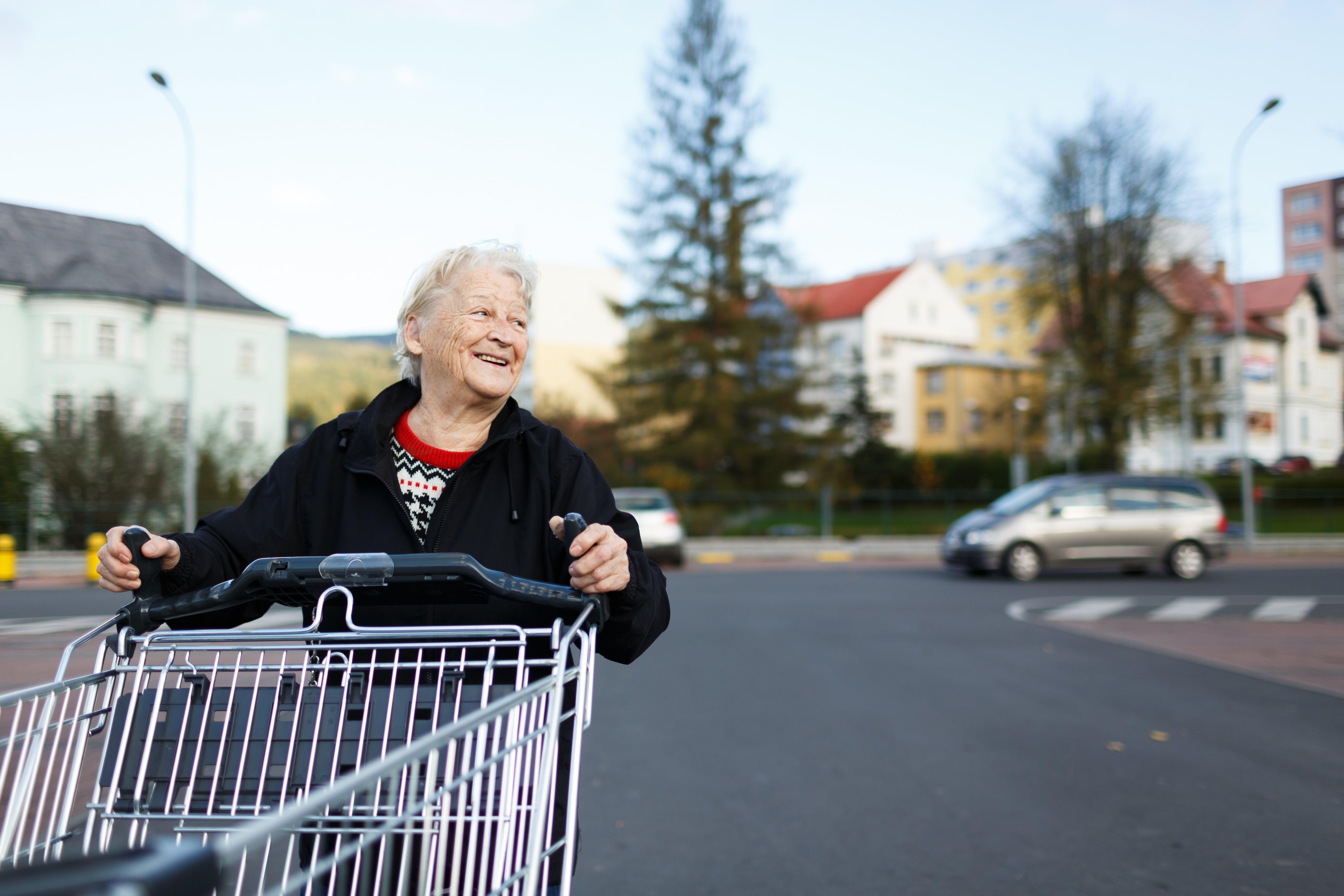 Anciana con carrito de supermercado. || Fuente: Shutterstock
