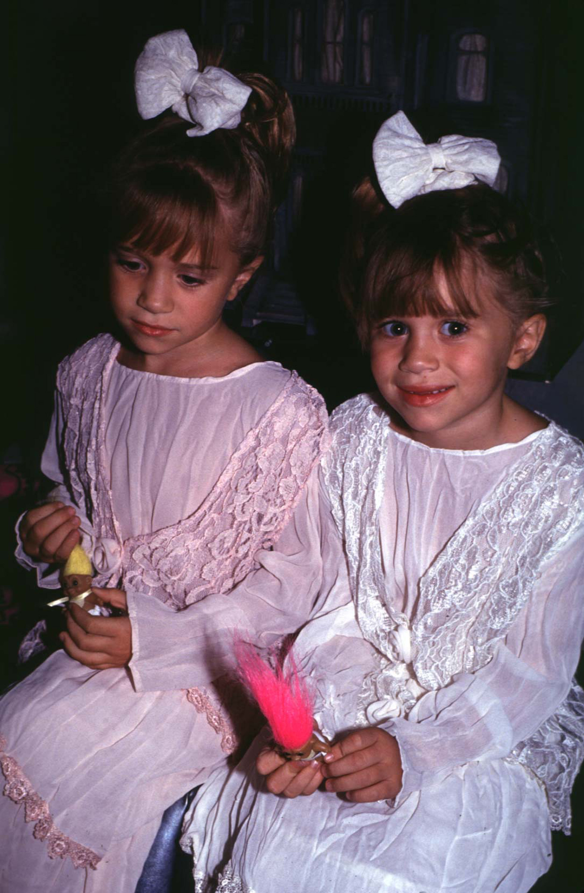 Mary-Kate y Ashley Olsen durante su aparición en Planet Hollywood en Nueva York el 5 de octubre de 1993 | Fuente: Getty Images