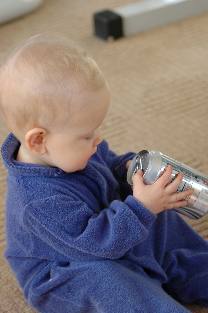 Bebé con lata de Coka-Cola en sus manos.| Imagen: Flickr