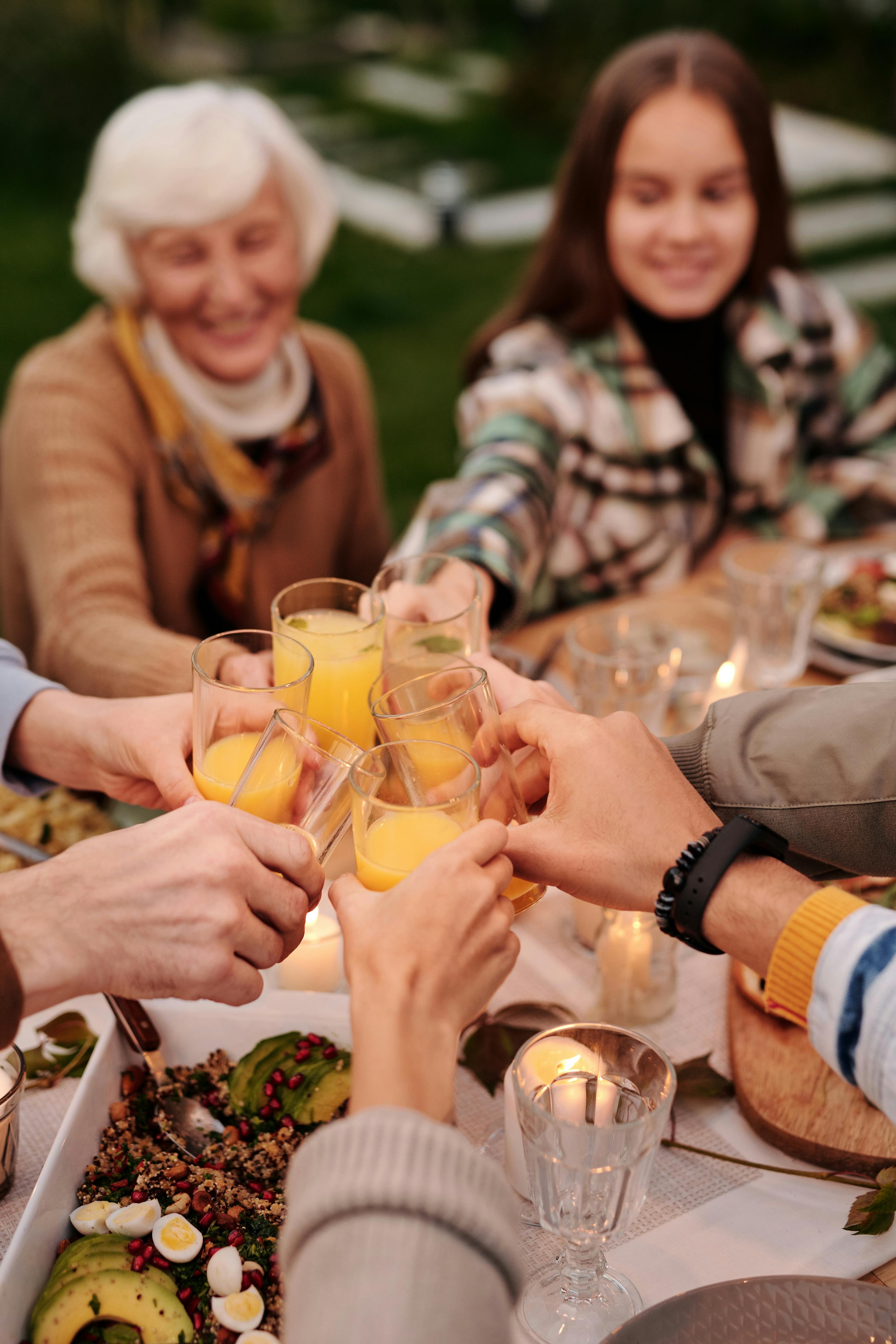 Gente brindando en una fiesta de cumpleaños | Fuente: Pexels