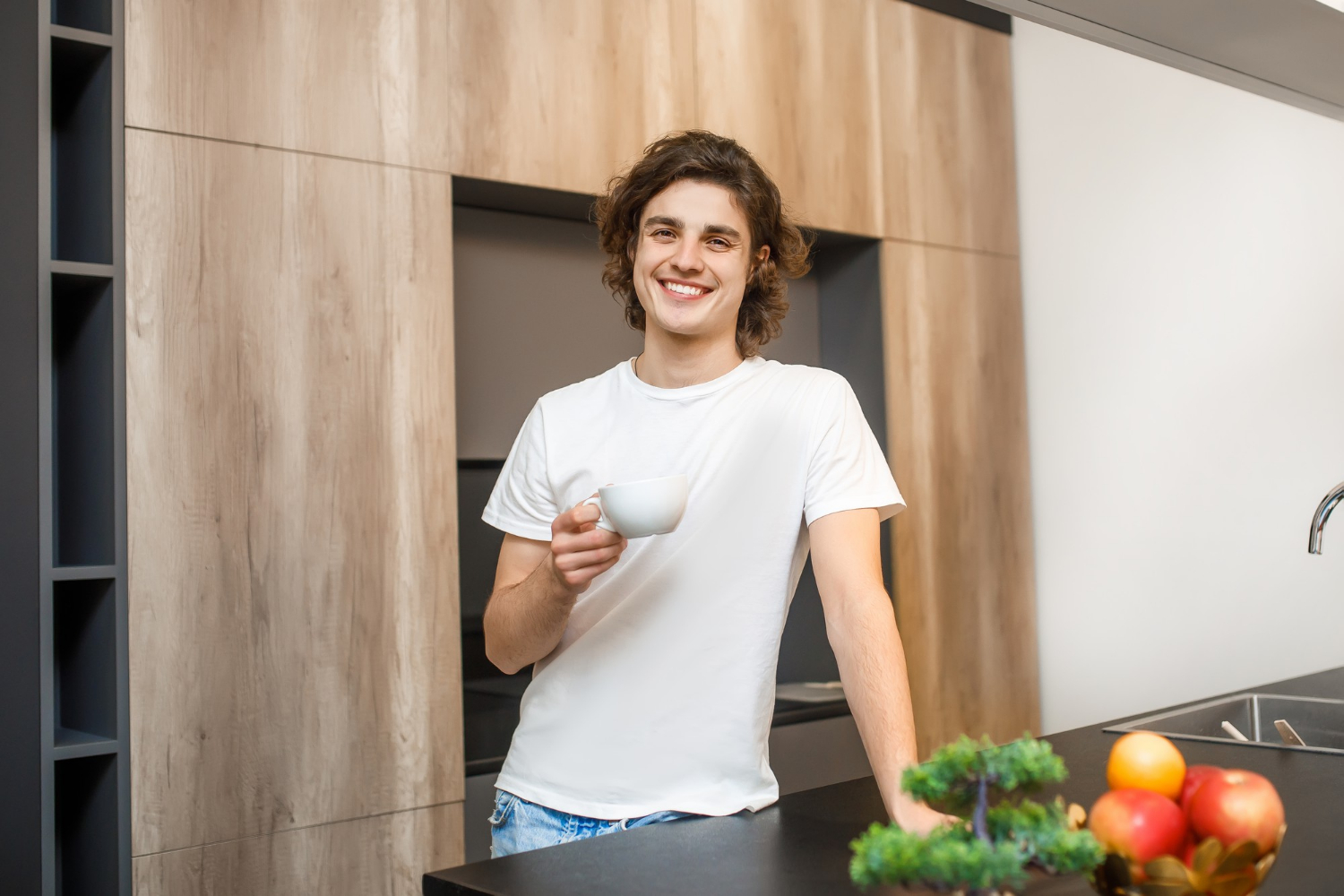 Un hombre sonriente en la cocina | Fuente: Freepik
