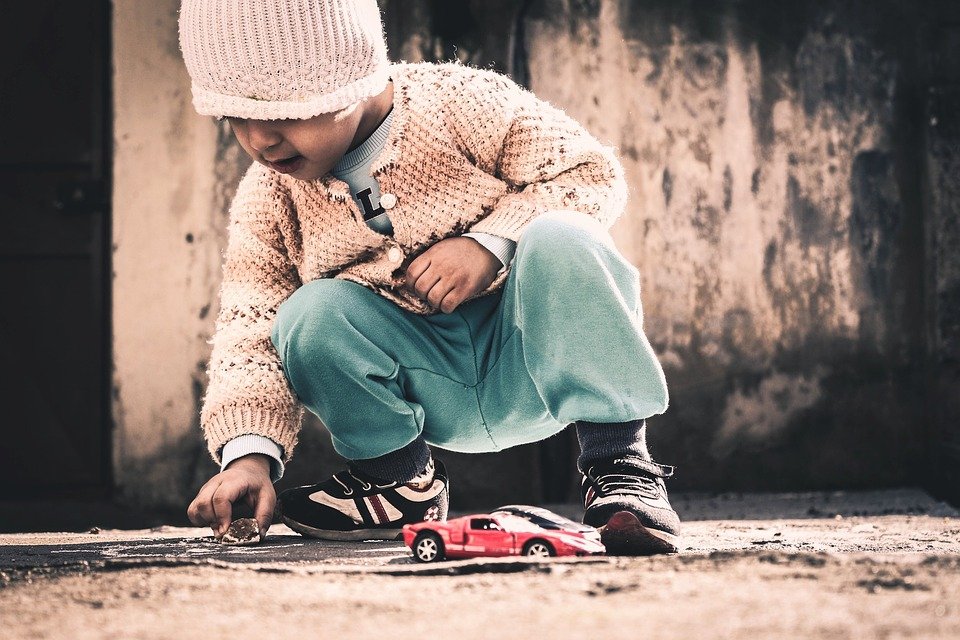 Niño jugando con carritos│Imagen tomada de: Pixabay