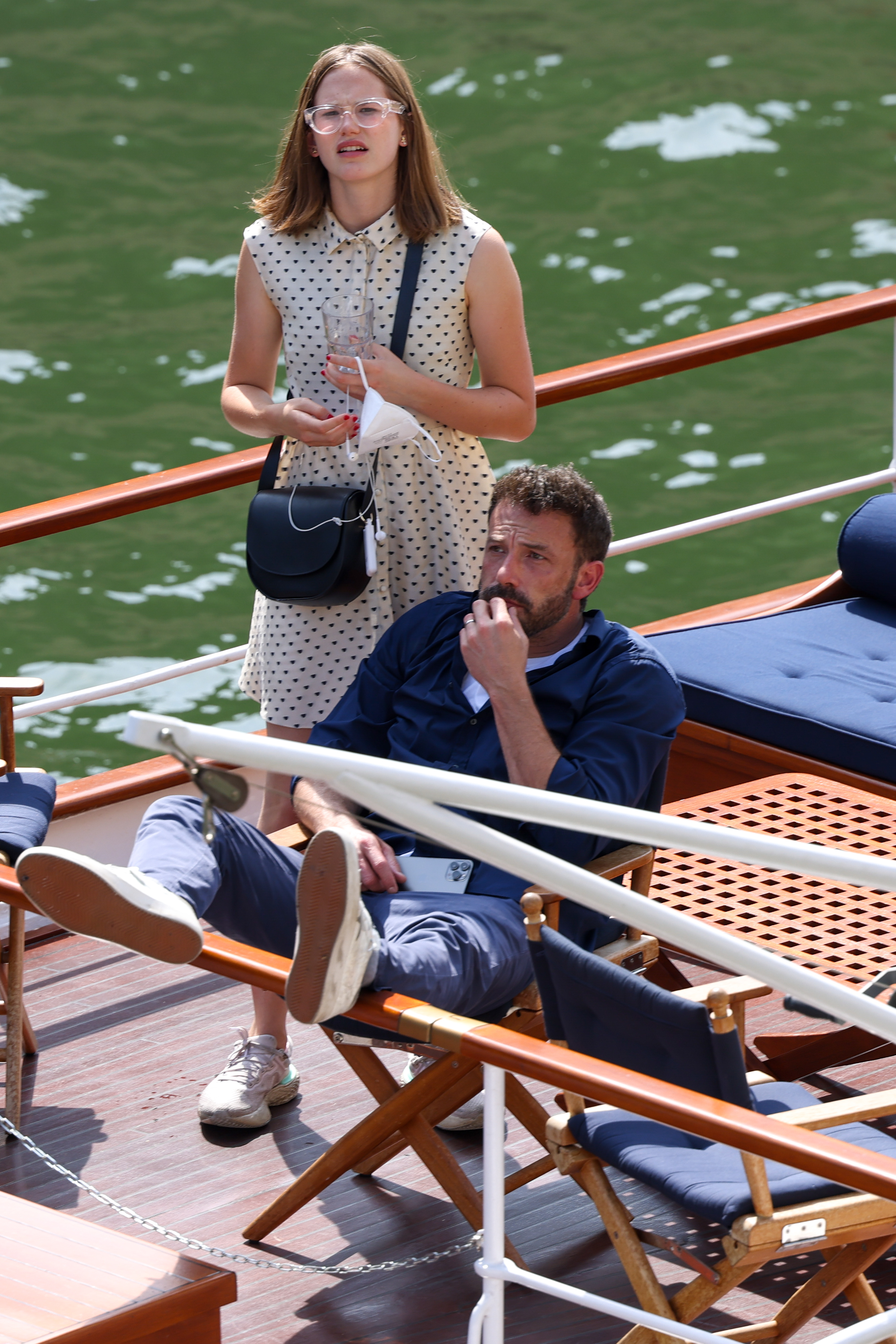 Violet y Ben Affleck vistos en un barco en París, Francia, el 23 de julio de 2022. | Fuente: Getty Images