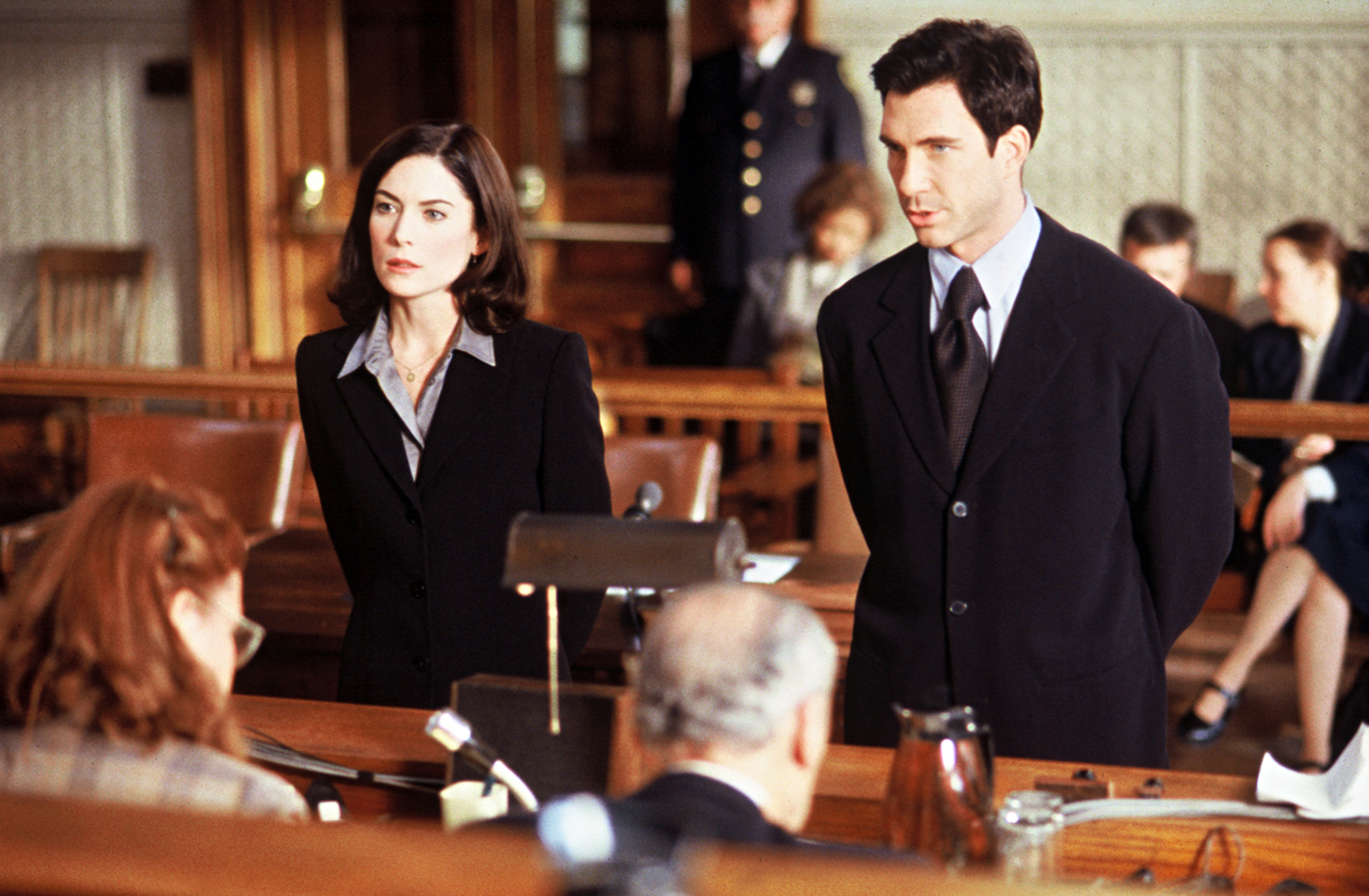 Lara Flynn Boyle como Helen con Dylan McDermott como Bobby en un episodio de "Law & Order" | Fuente: Getty Images