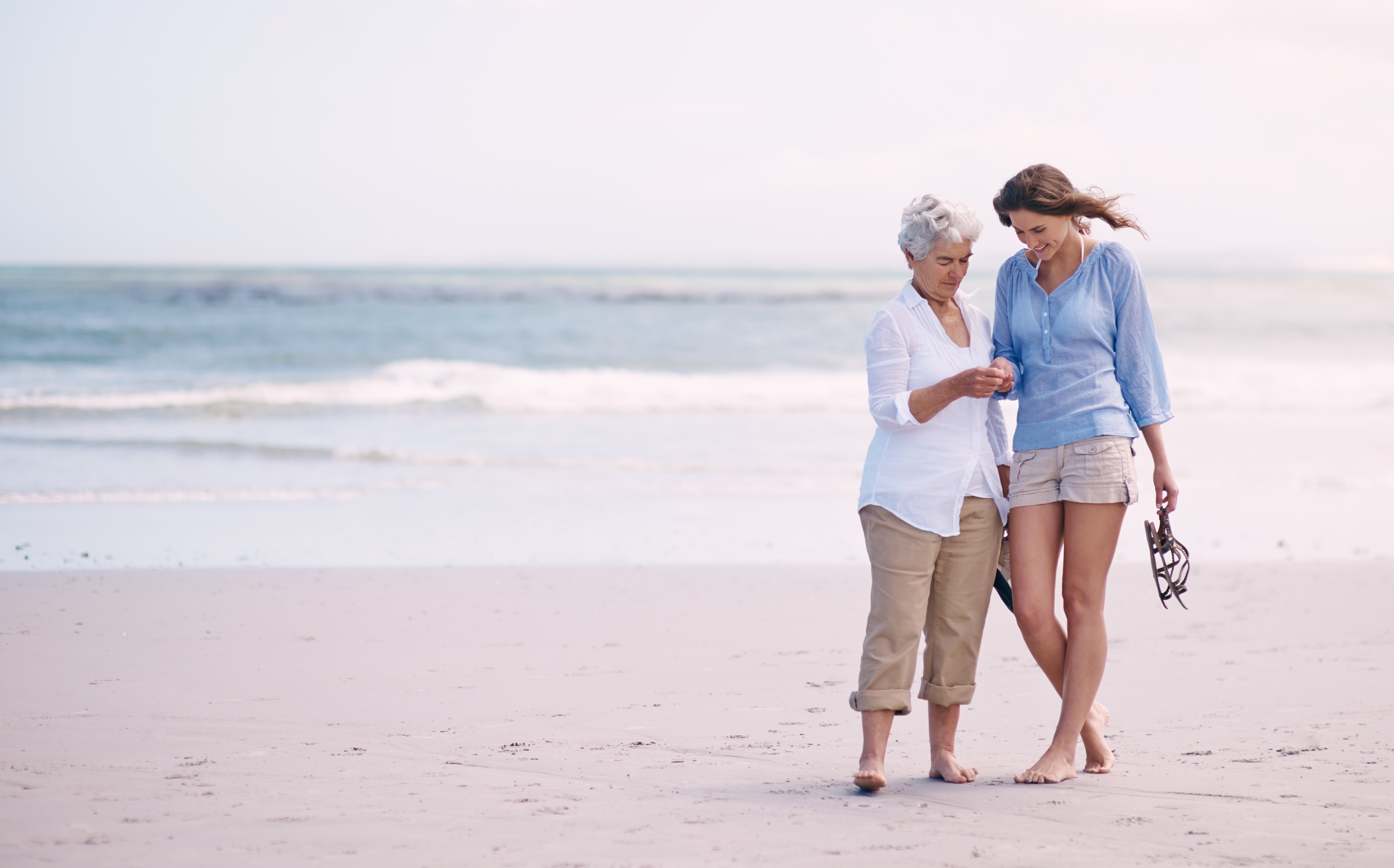 Madre e hija pasando un buen rato en la playa | Fuente: Shutterstock