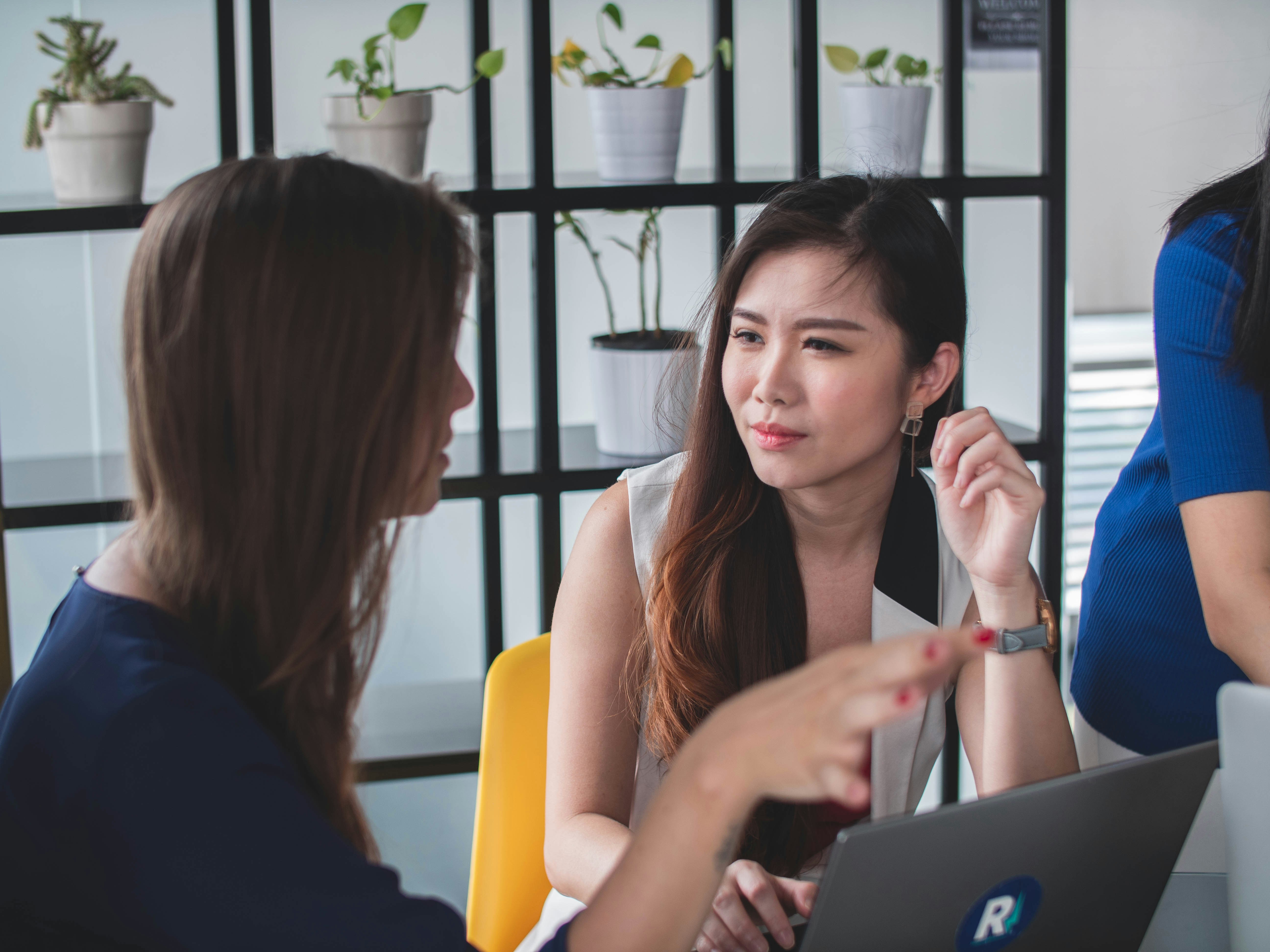 Dos mujeres hablando | Fuente: Unsplash