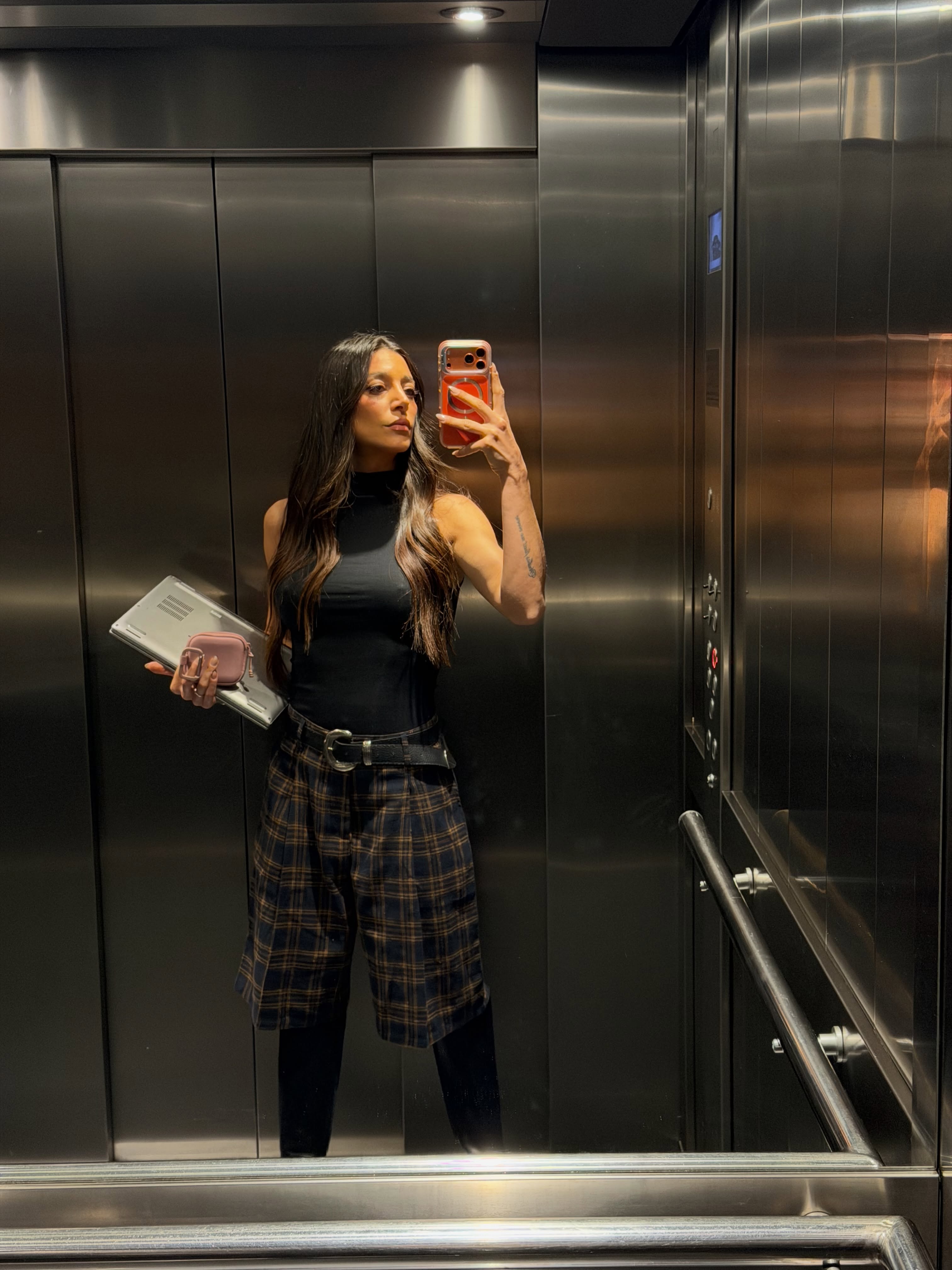 Sol Pérez posando con un traje negro con pantalones cortos de cuadros en un elevador | Fuente: Instagram/lasobrideperez