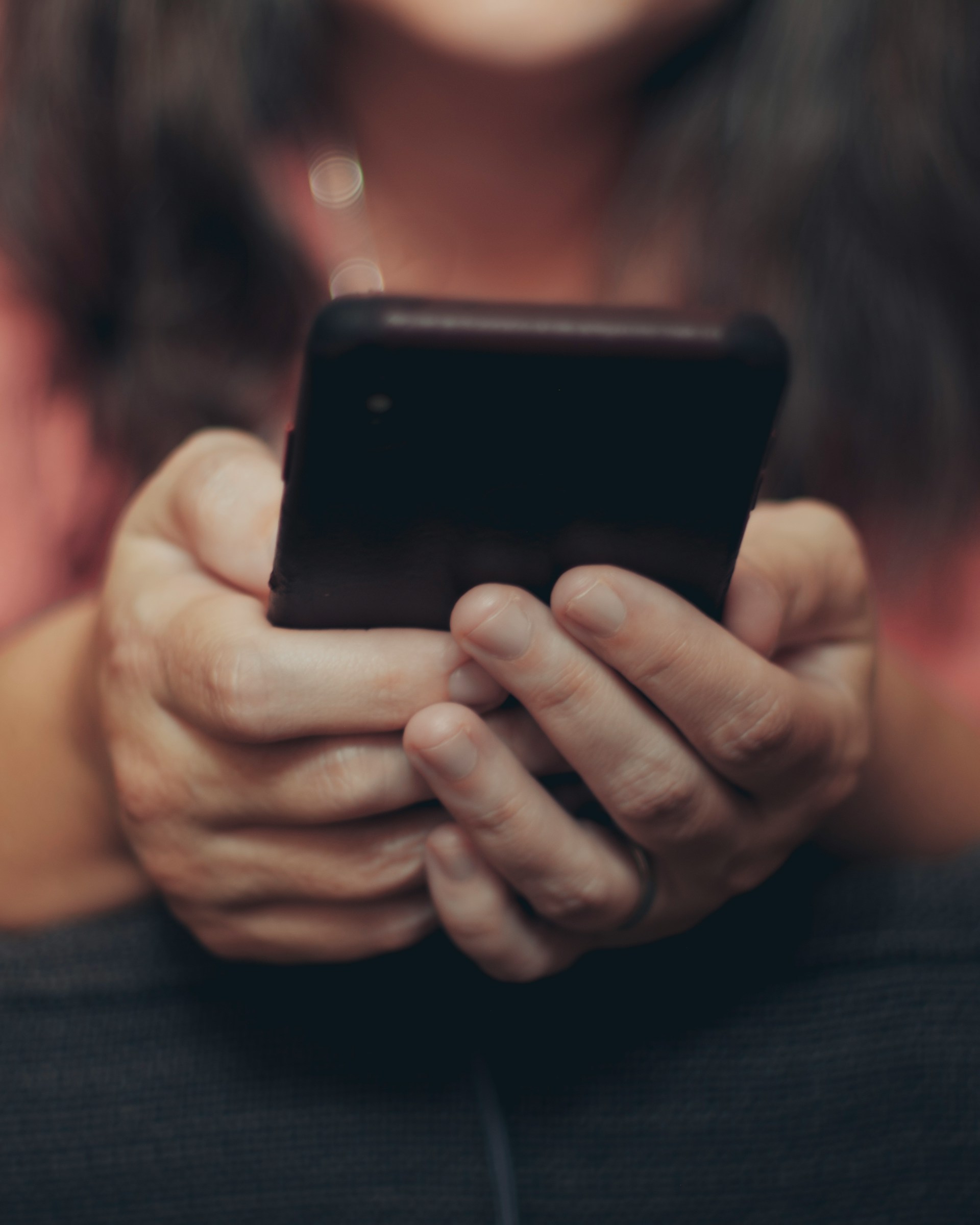 Una mujer sujetando su teléfono | Fuente: Unsplash