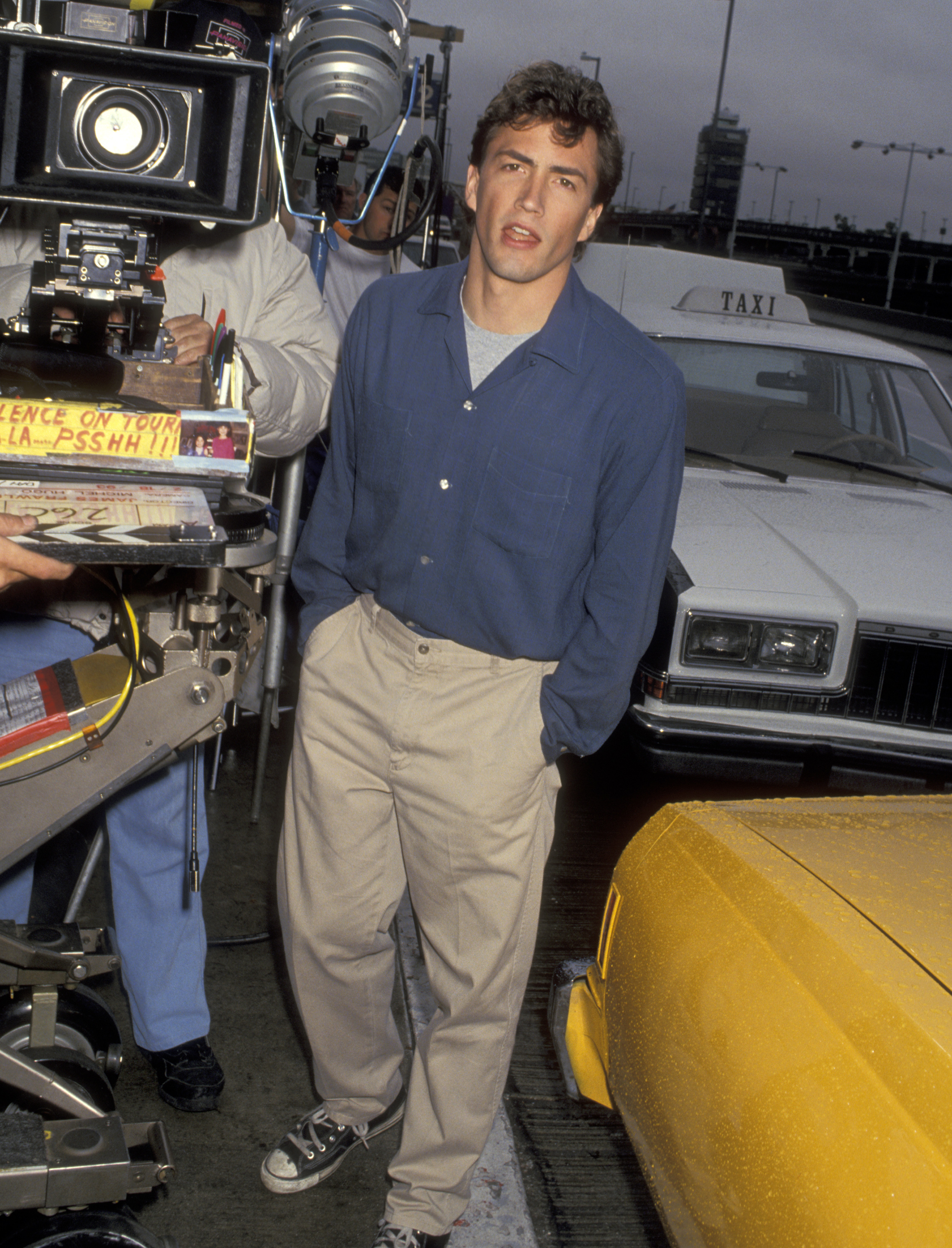 El actor es captado en el set durante el rodaje de "Melrose Place" en el Aeropuerto Internacional de Los Ángeles el 18 de febrero de 1993 | Fuente: Getty Images