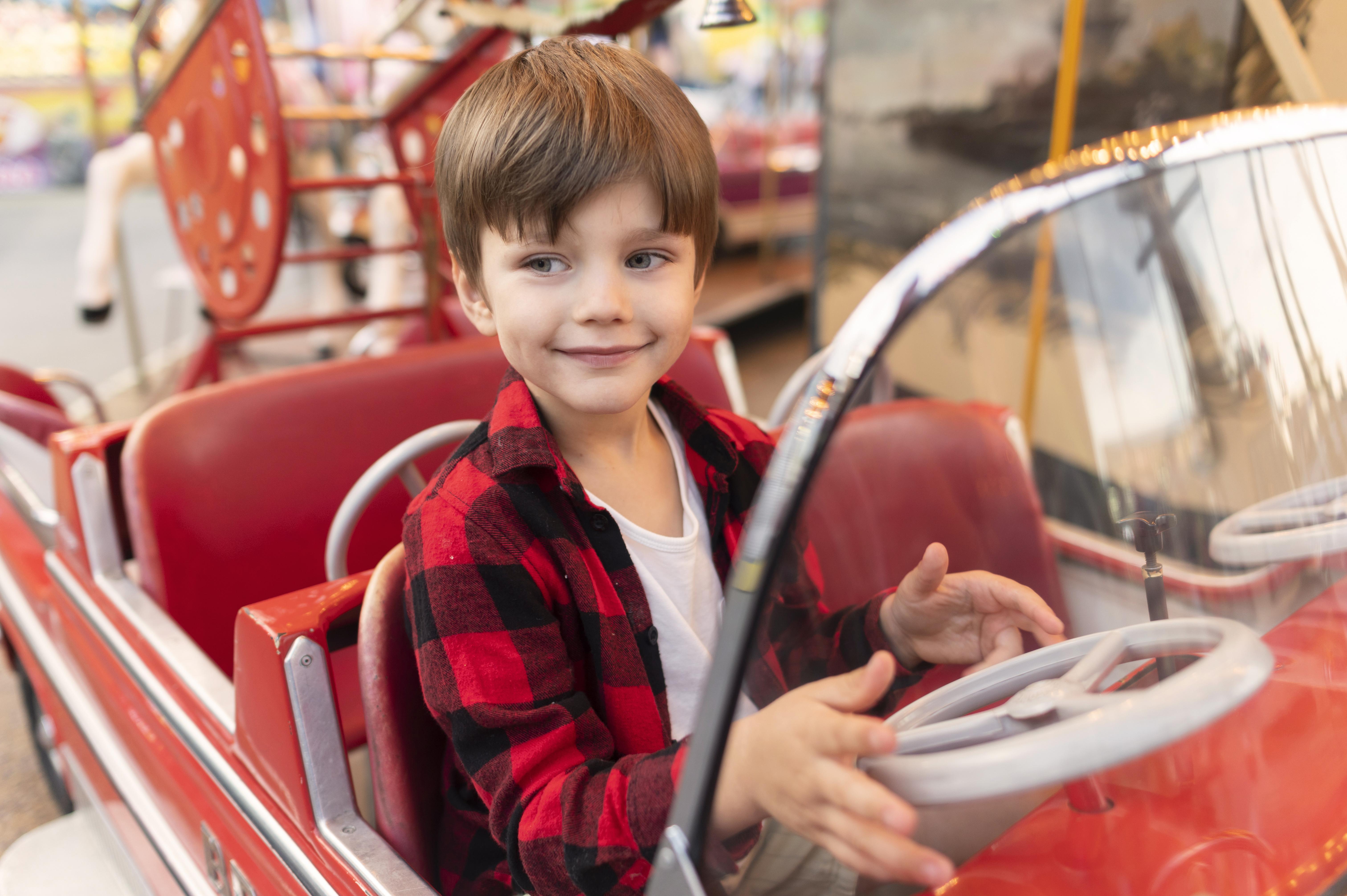 Un niño feliz en un parque de atracciones | Fuente: Freepik