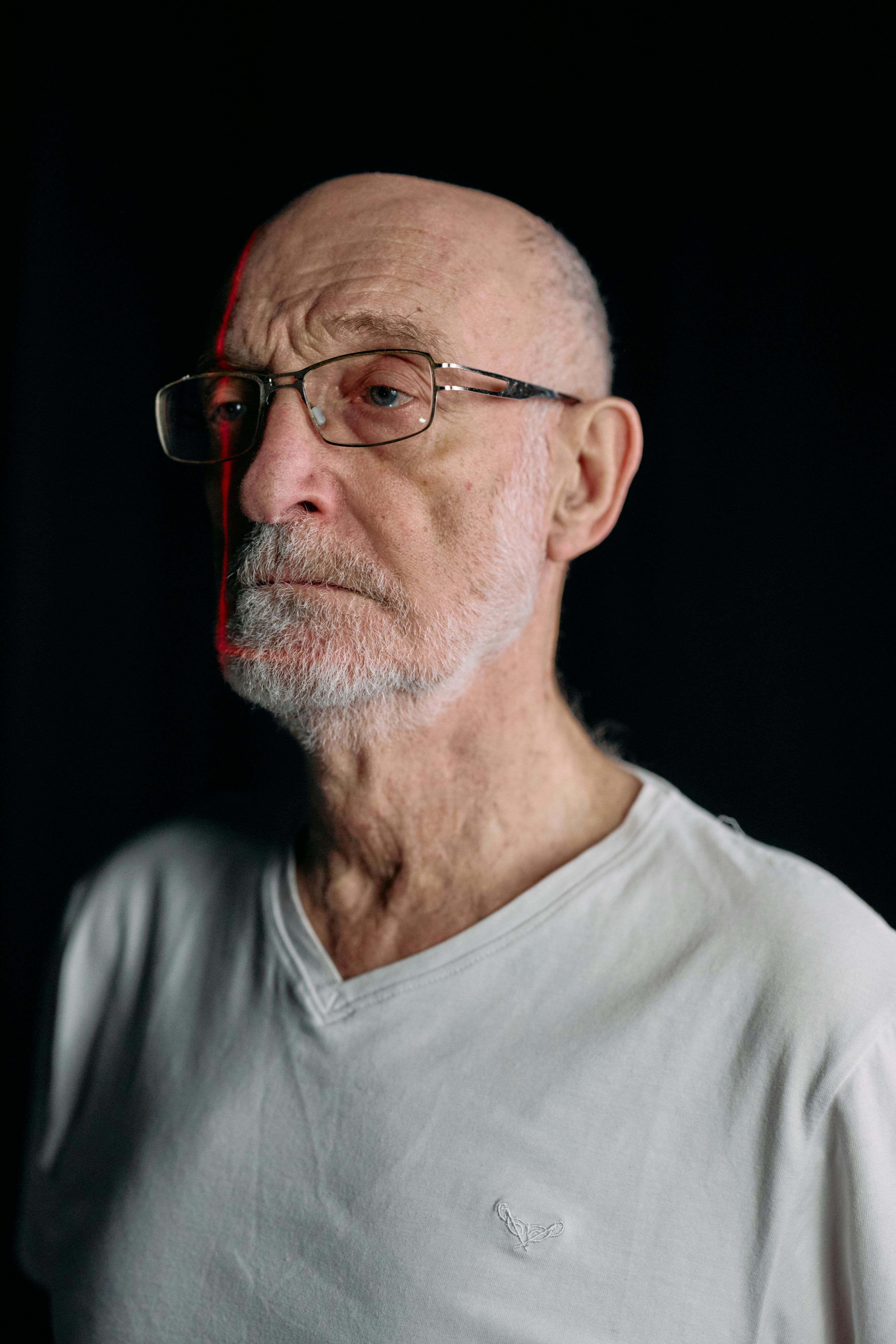 Un hombre gruñón | Fuente: Pexels