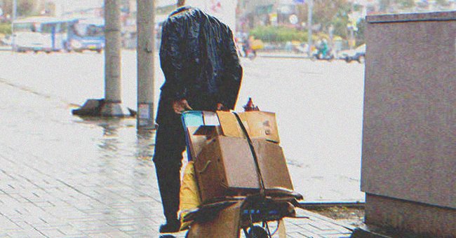 Un hombre con un carrito con cosas bajo la lluvia | Foto: Shutterstock