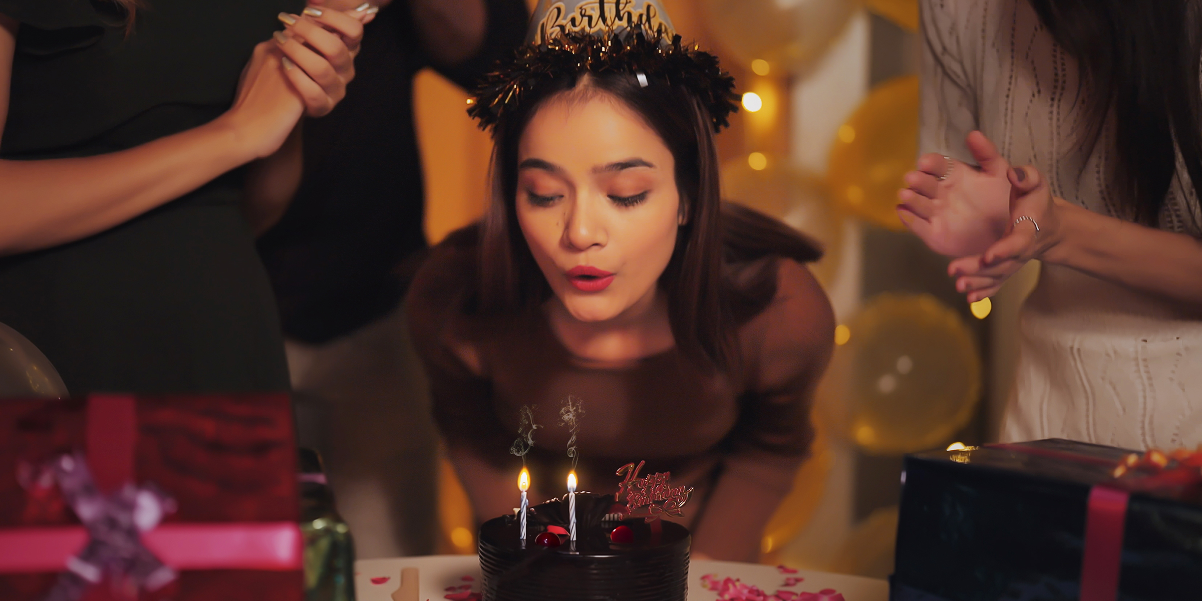 Una chica sopla sus velas de cumpleaños | Fuente: Shutterstock