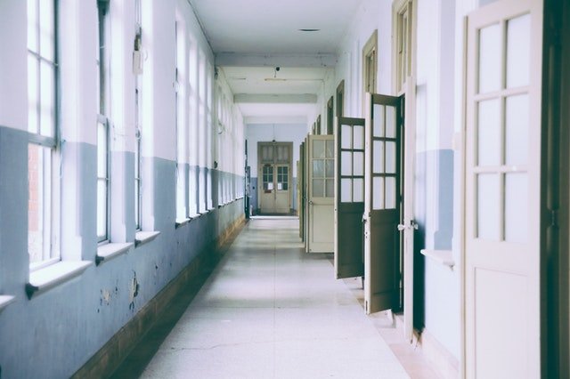 Pasillo de una escuela. | Foto: Pexels