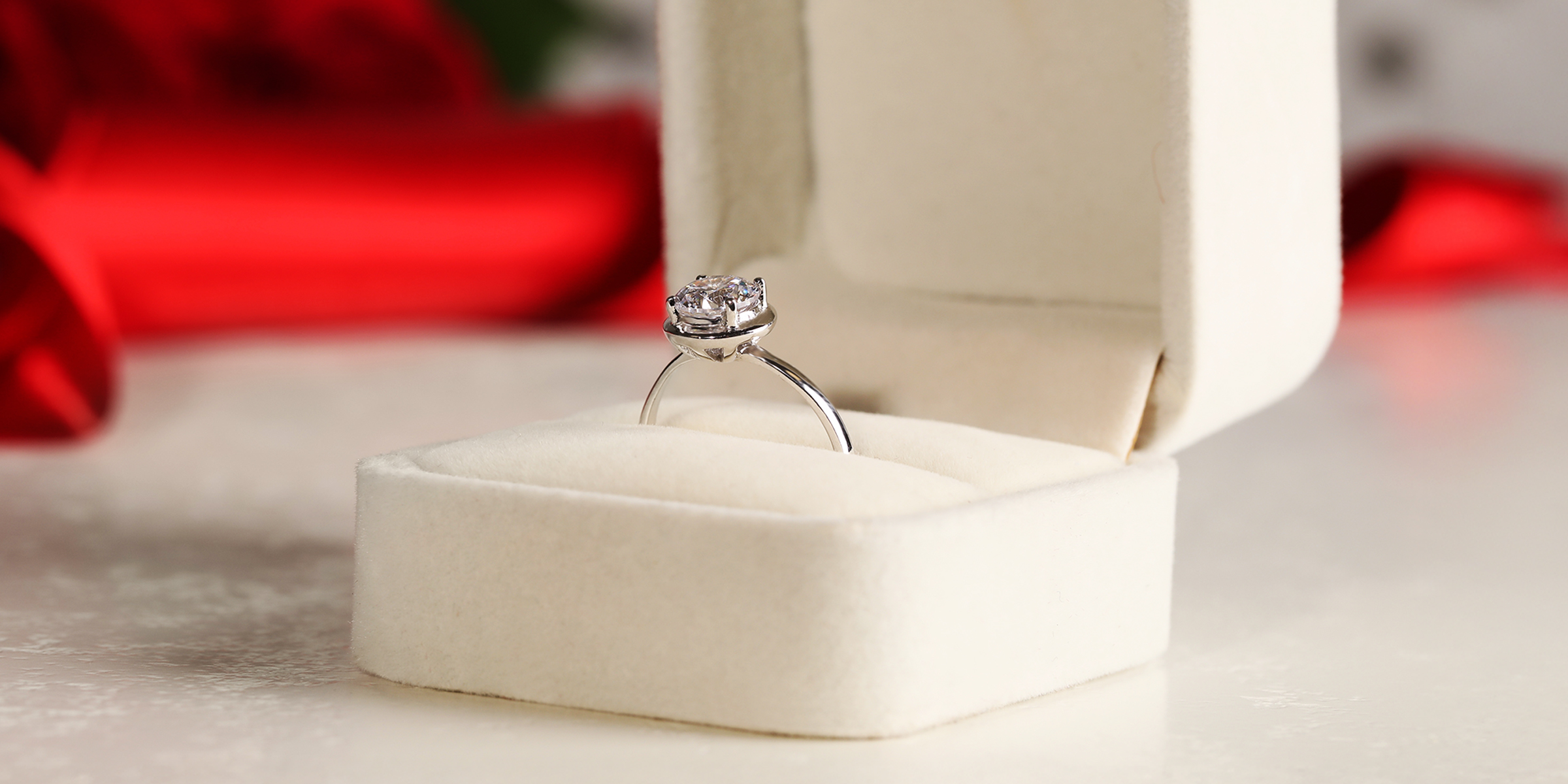 Un anillo de boda en una caja | Fuente: Shutterstock