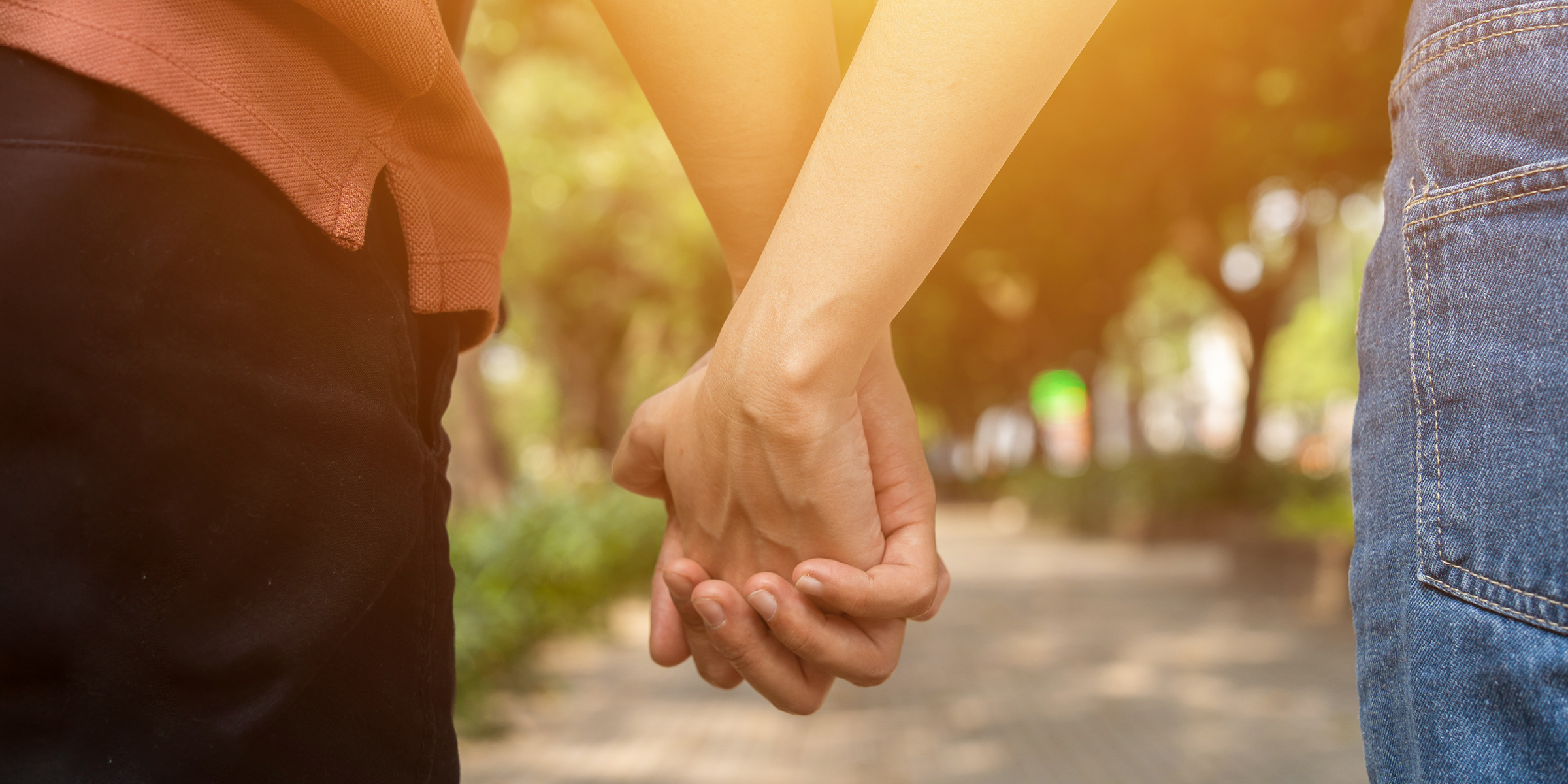 Una pareja tomada de la mano | Fuente: Shutterstock