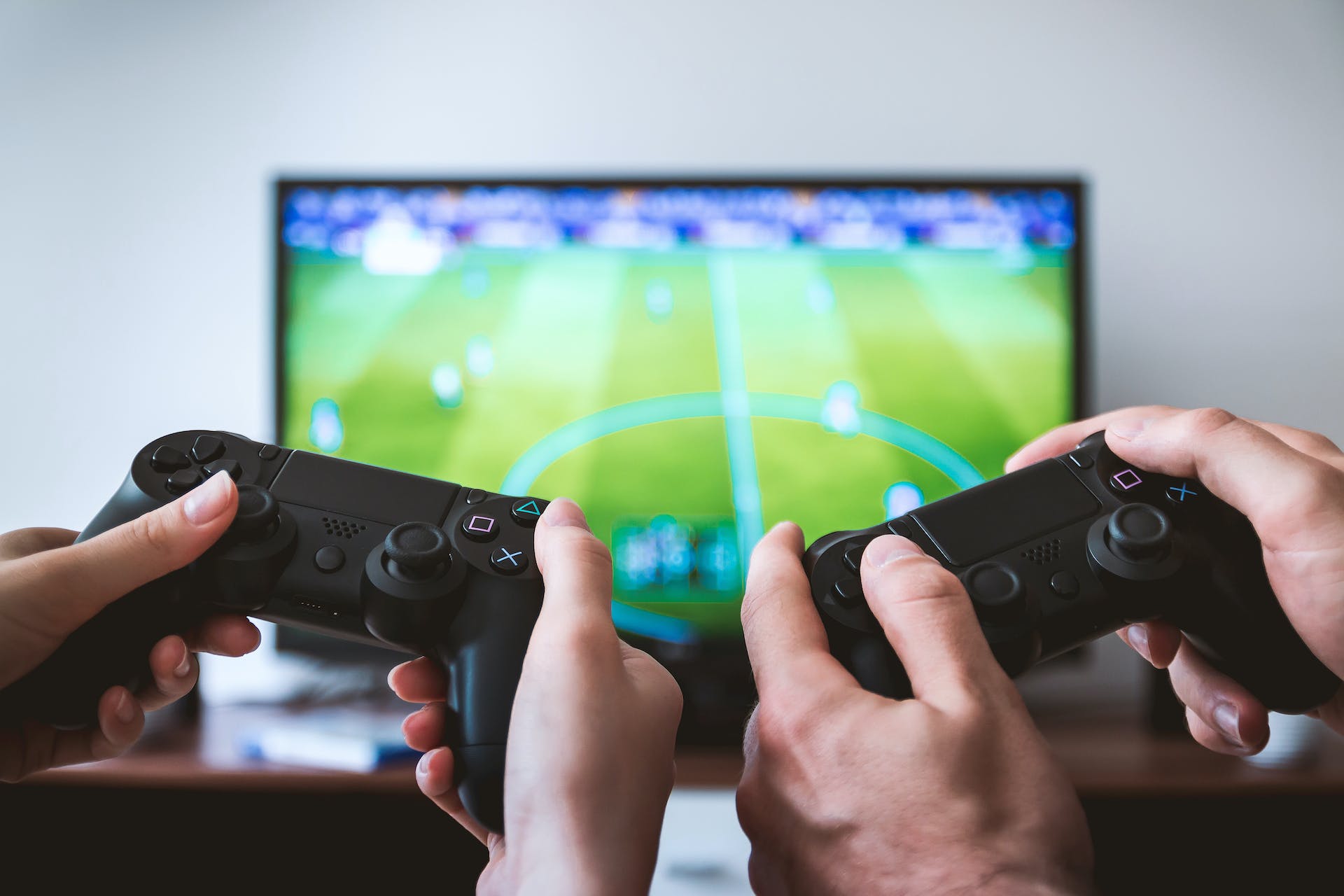 Dos personas jugando a un videojuego | Fuente: Pexels