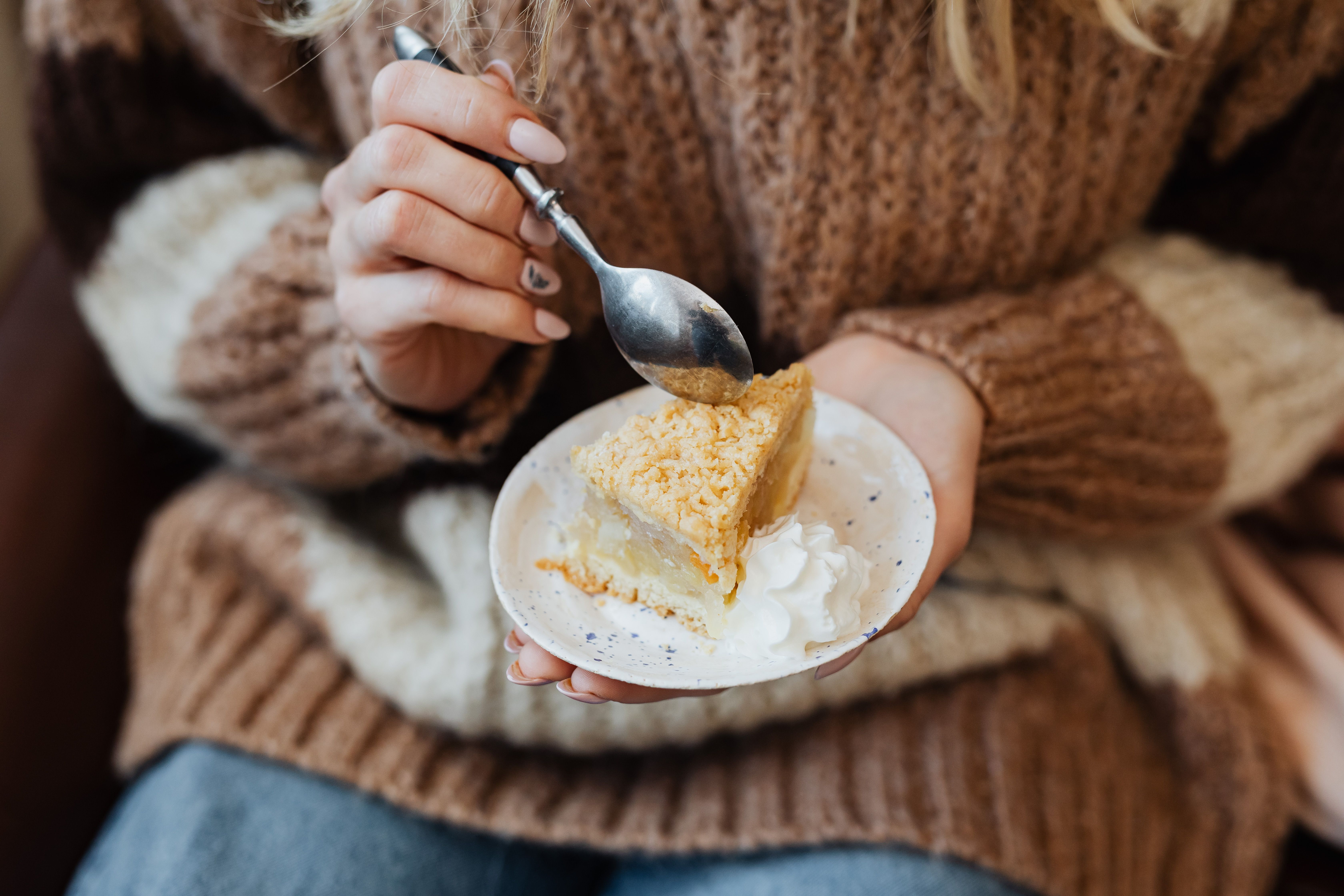 Una donna che mangia una fetta di torta | Fonte: Pexels