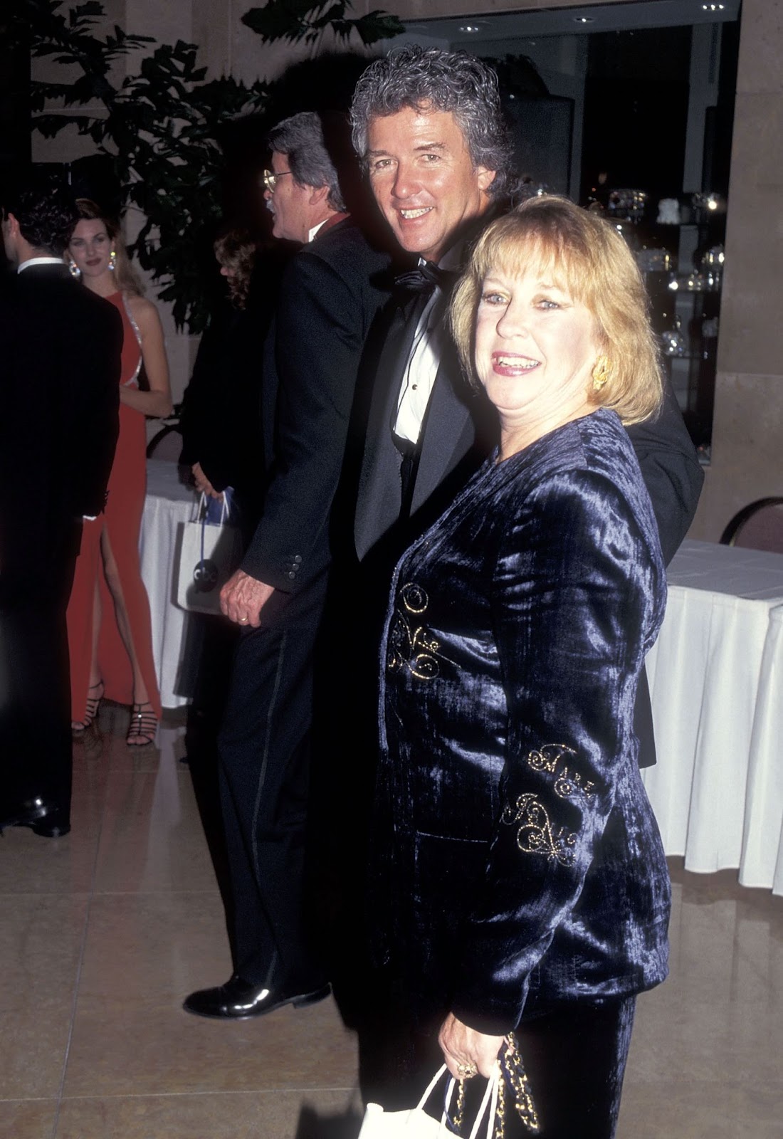 Patrick Duffy y Carlyn Rosser en el 32º Premio Humanitario Anual de la Industria del Entretenimiento de la Conferencia Nacional de Cristianos y Judíos en homenaje a Robert Iger, el 9 de noviembre de 1995, en Beverly Hills, California | Fuente: Getty Images