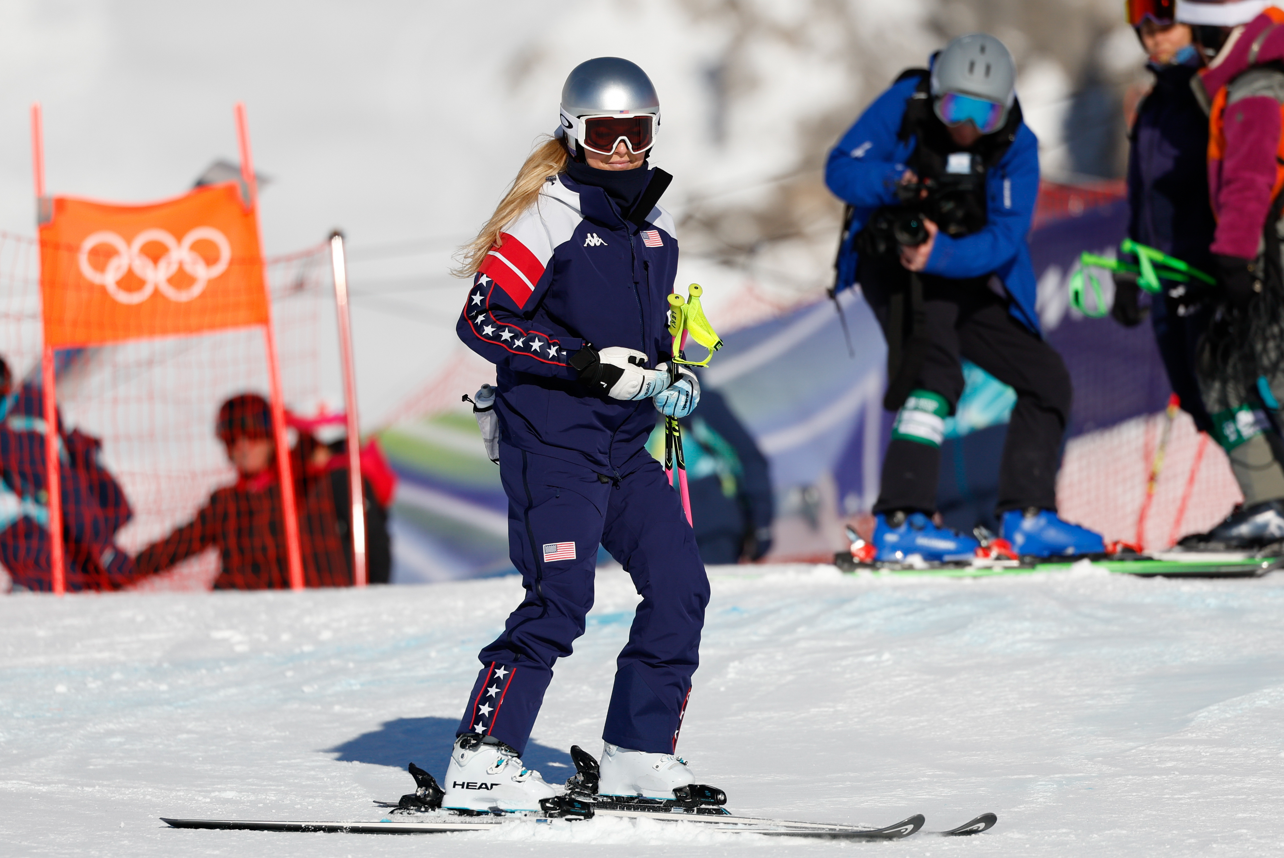Lindsey Vonn, del equipo estadounidense, inspecciona la pista durante el descenso femenino, el segundo día de los Juegos Olímpicos de Invierno Milano Cortina 2026, en el Centro de Esquí Alpino Tofane, el 8 de febrero de 2026, en Cortina d'Ampezzo, Italia. | Fuente: Getty Images