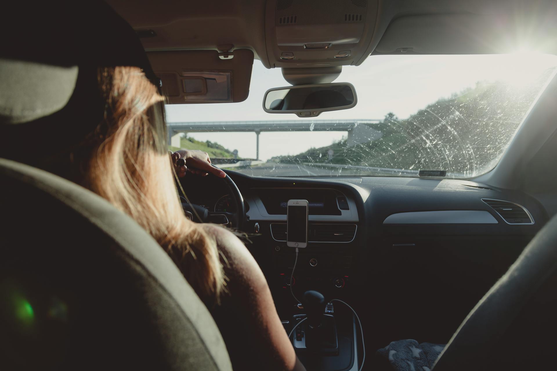 Mujer conduciendo. Imagen con fines ilustrativos | Fuente: Pexels