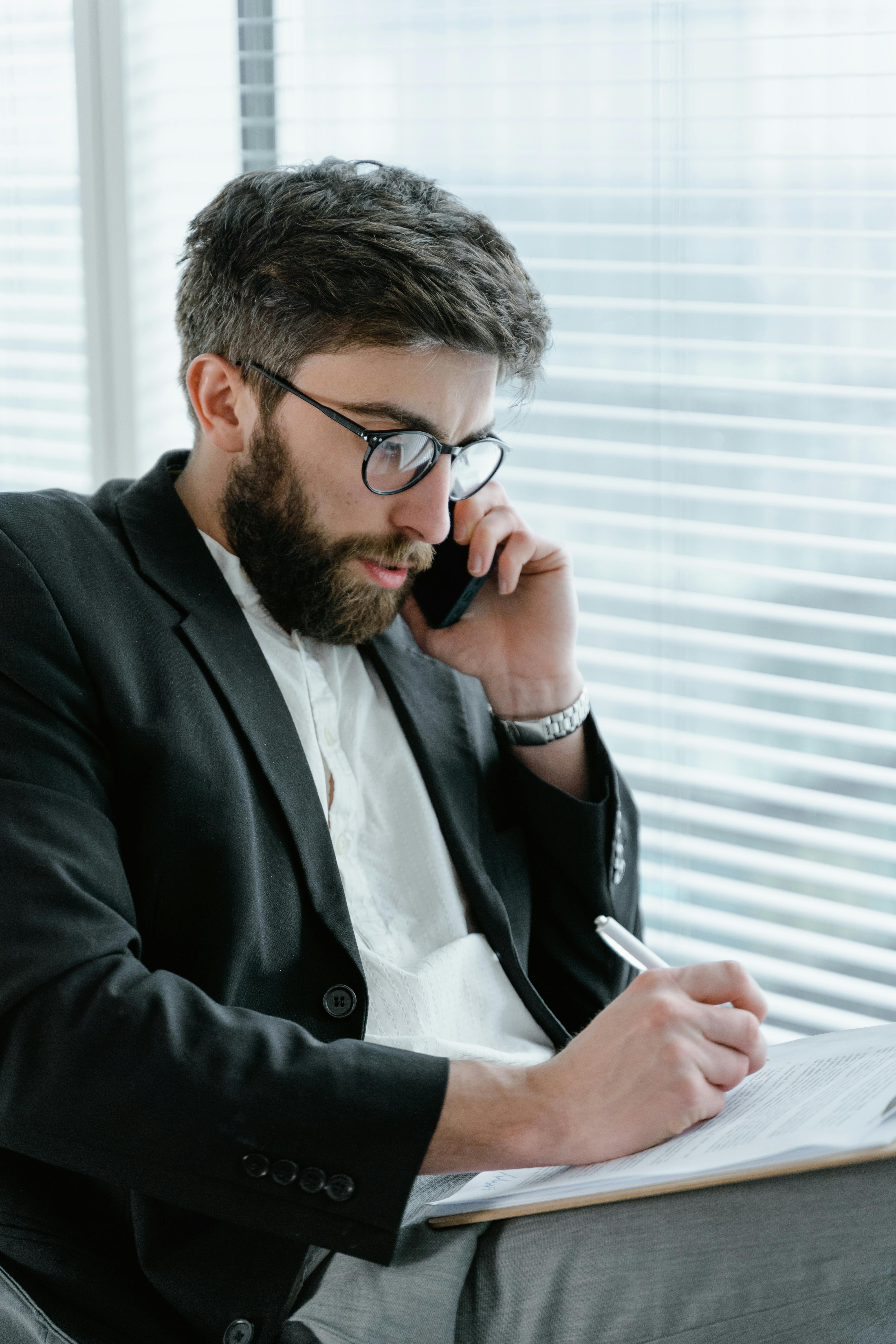 Un hombre hablando por teléfono | Fuente: Pexels