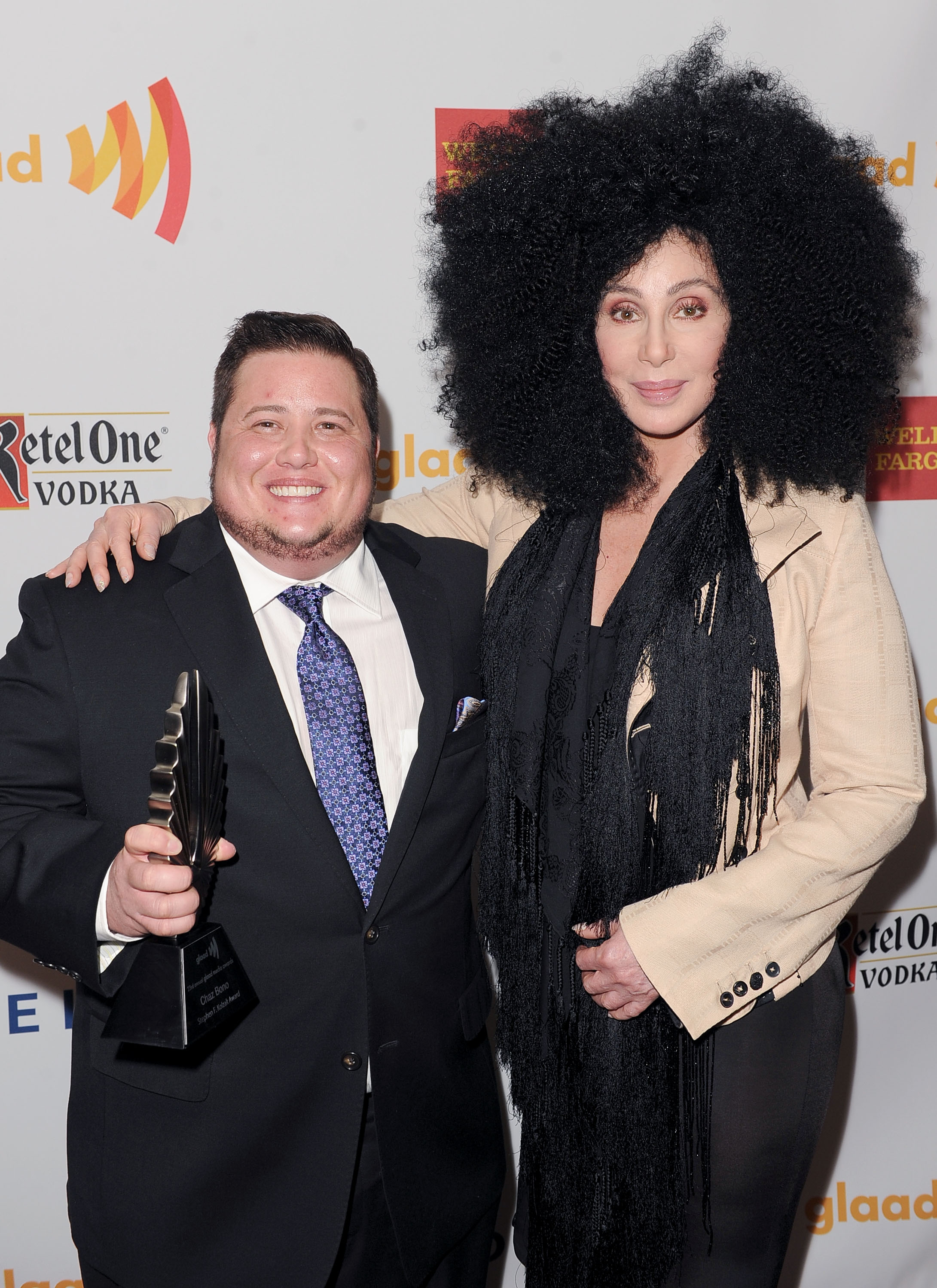 Chaz Bono y Cher en la 23ª edición de los Premios GLAAD Media en Los Ángeles, California, el 21 de abril de 2012 | Foto: Getty Images