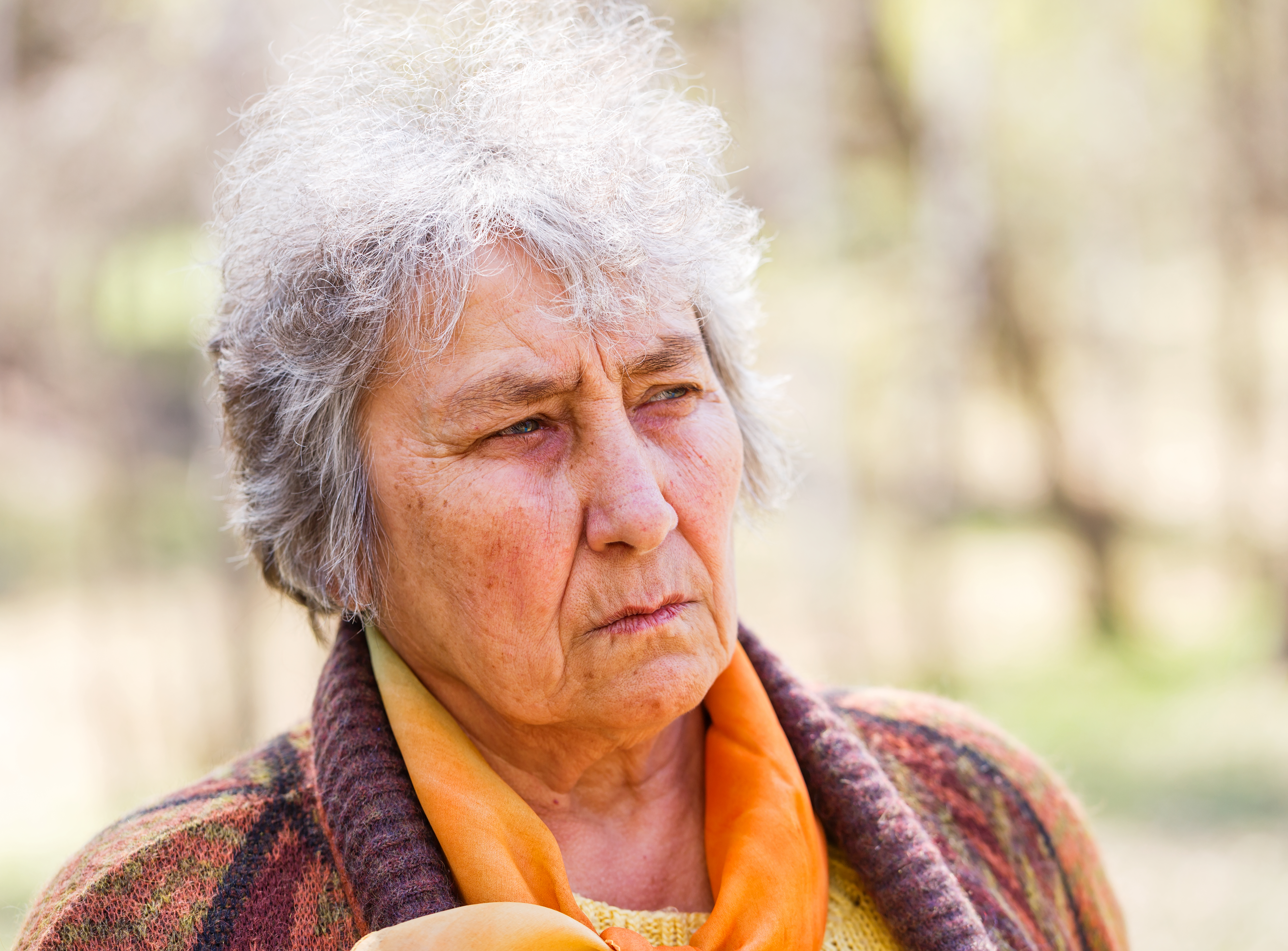 Una mujer mayor con aspecto enfadado. | Foto: Shutterstock