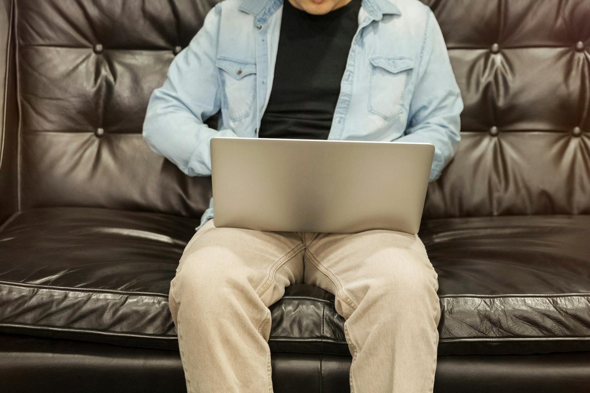 Un hombre usando su portátil | Fuente: Pexels