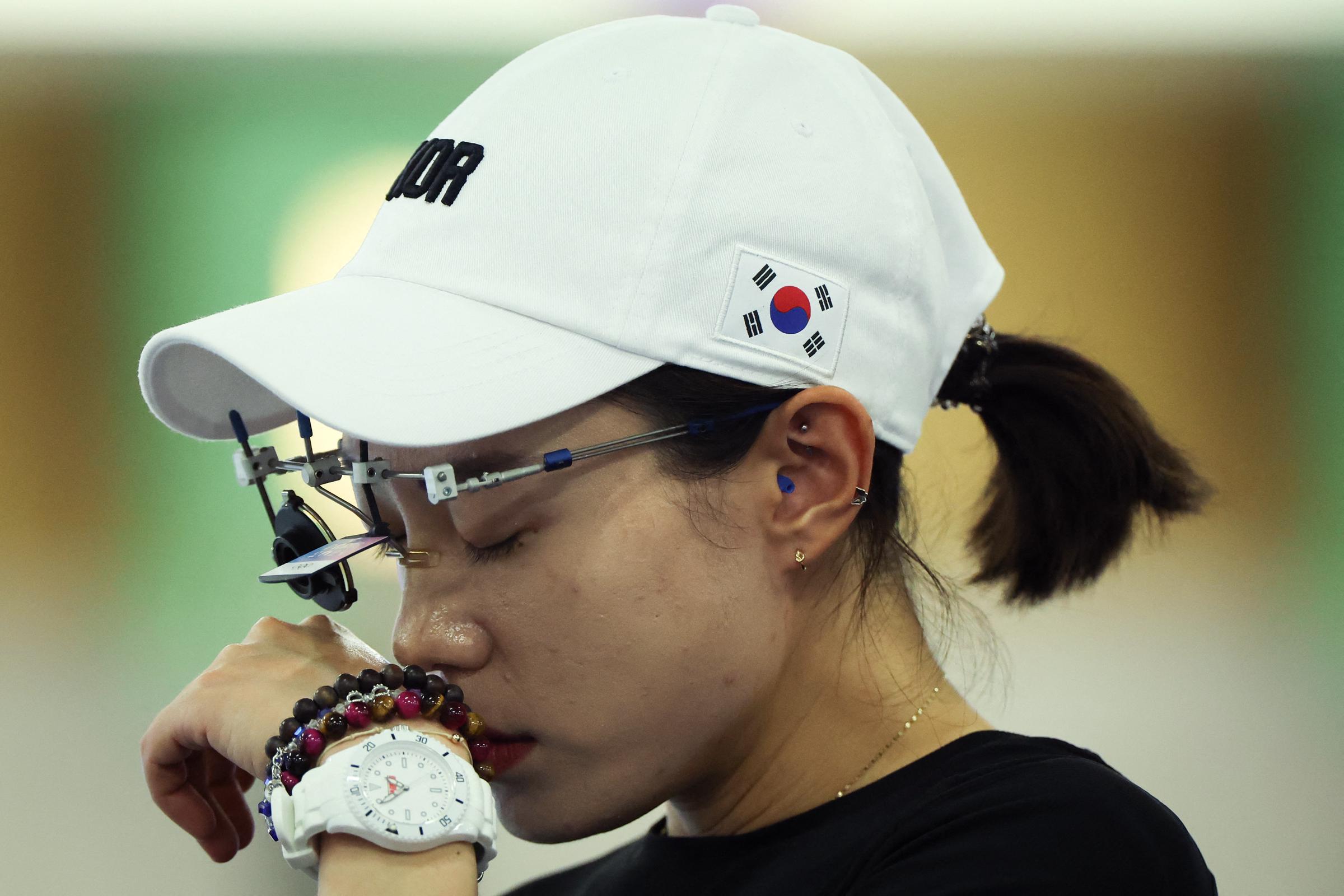 Kim Yeji reacciona durante la clasificación femenina de pistola de aire 10 metros en los Juegos Olímpicos de París el 27 de julio de 2024 | Fuente: Getty Images