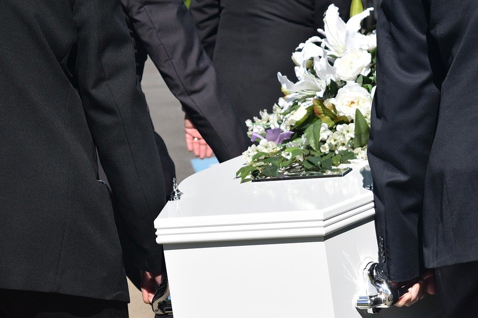 Personas cargando el ataud durante un funeral. | Foto: Pixabay