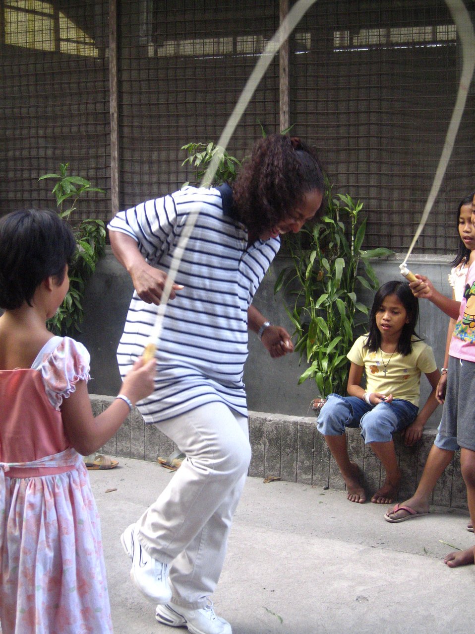 Mujer jugando con niños. | Imagen: Public Domain Files