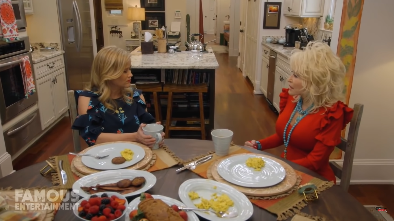 Reese Witherspoon y Dolly Parton aparecen en la serie de YouTube "Shine On" | Fuente: YouTube/FamousLuxury